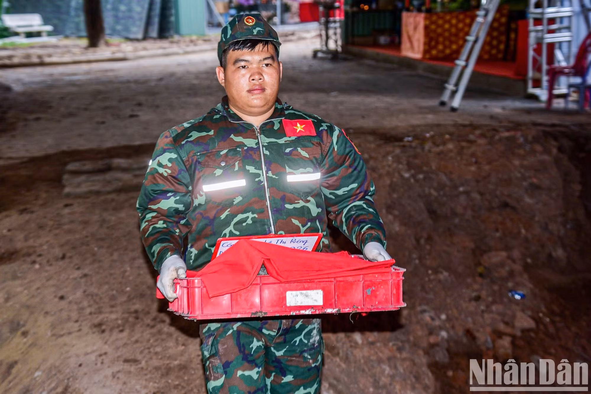 Los oficiales y soldados del Equipo K74, perteneciente al Alto Mando Militar de Ciudad de Ho Chi Minh, realizan el 13 de septiembre labores de búsqueda y recuperación de restos de mártires en el parque Le Thi Rieng.