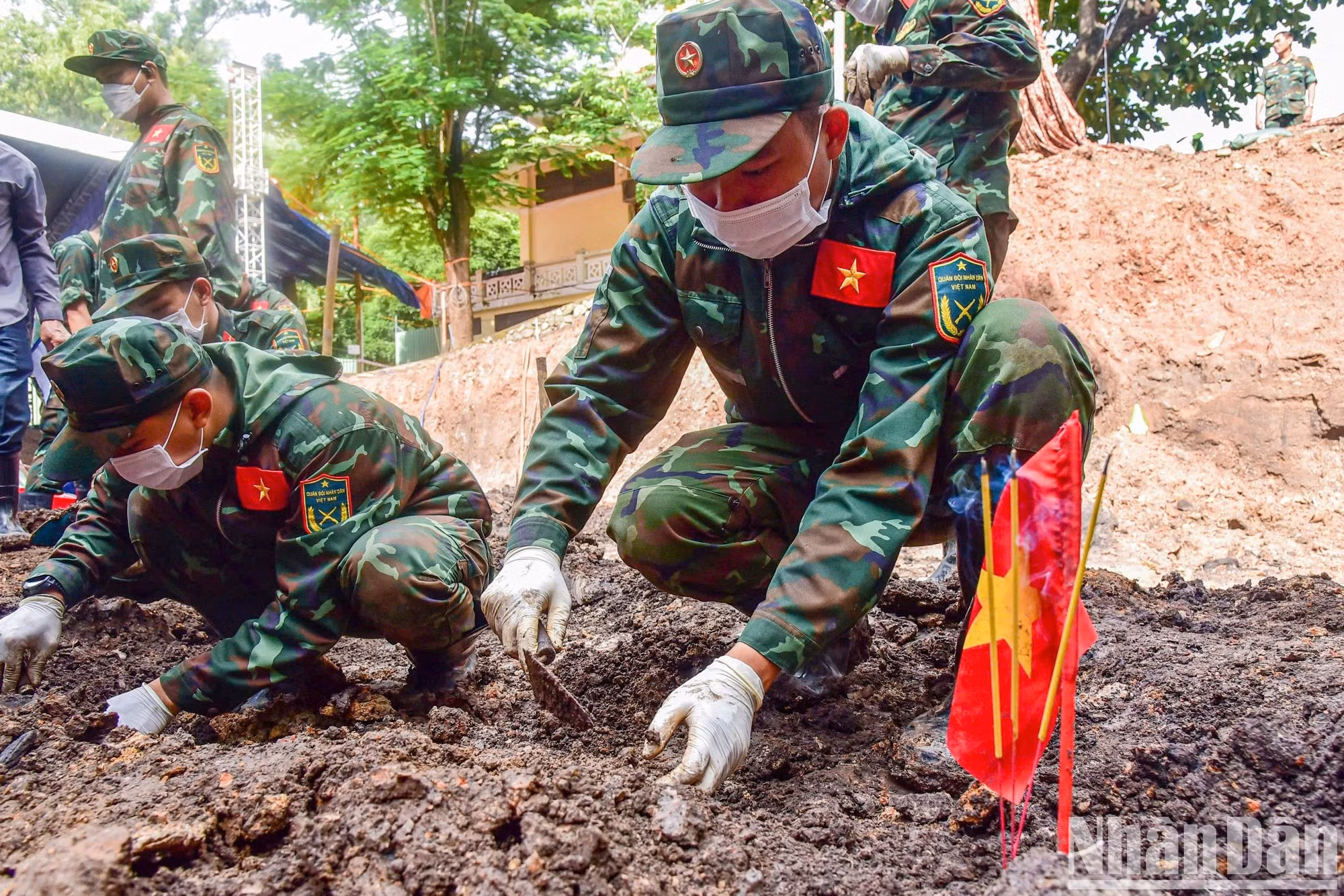 Debajo de cada capa de tierra, los miembros del Equipo K74 buscan pacientemente cualquier pista u objeto que pertenezca a los soldados caídos. Tan pronto como descubren algún indicio en el terreno, limpian con delicadeza la zona retirando el lodo poco a poco.