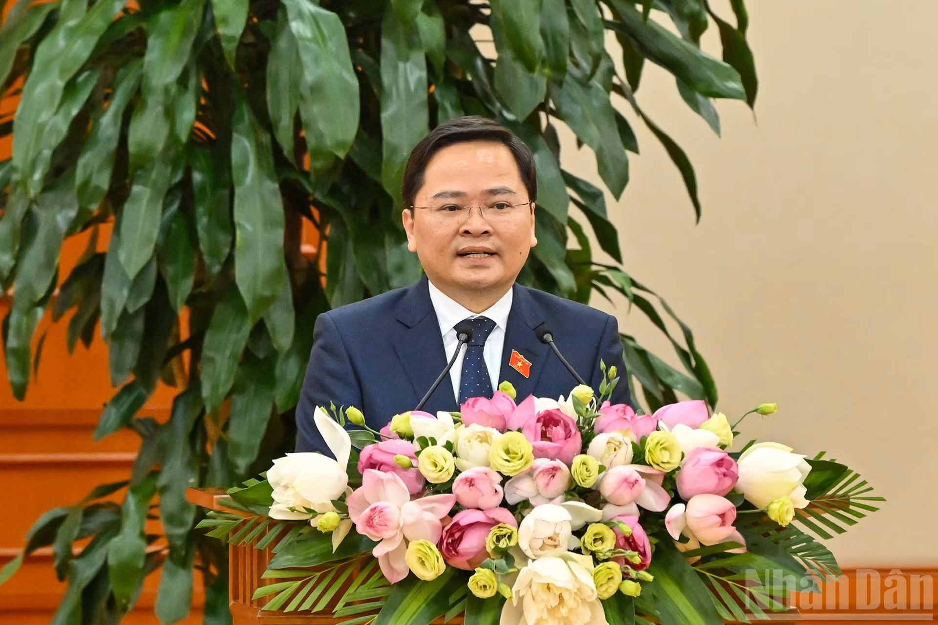 El secretario del PCV en la provincia de Bac Ninh y jefe del Grupo de Diputados Jóvenes de la Asamblea Nacional, Nguyen Anh Tuan, habla en la cita.