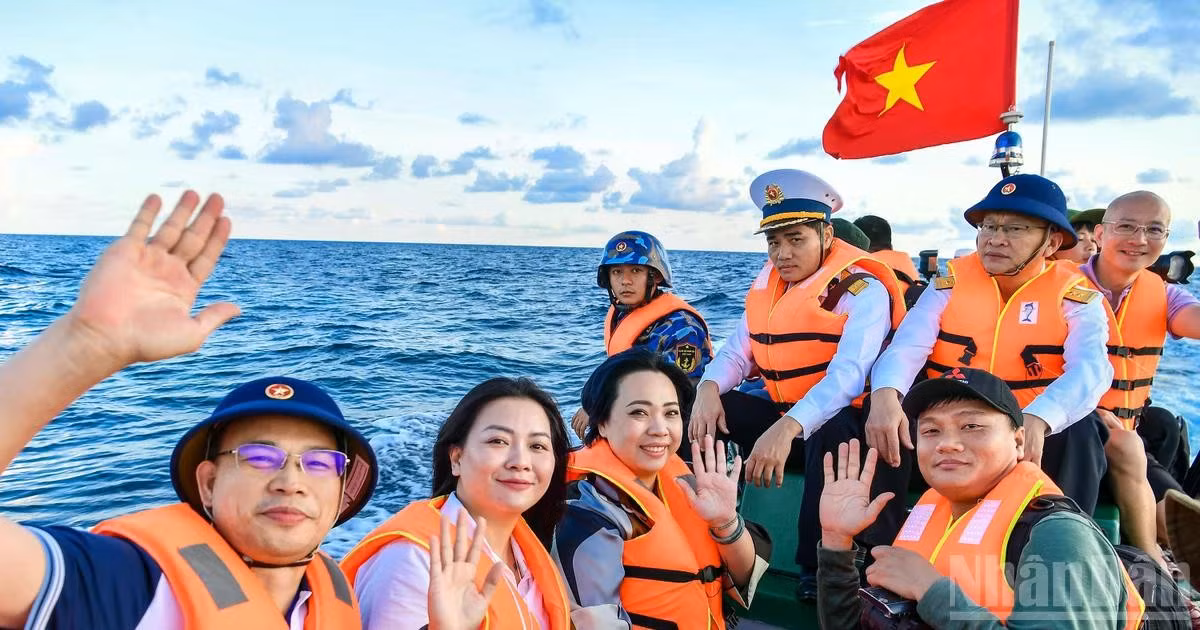 Significativo viaje de 100 periodistas al archipiélago de Truong Sa 