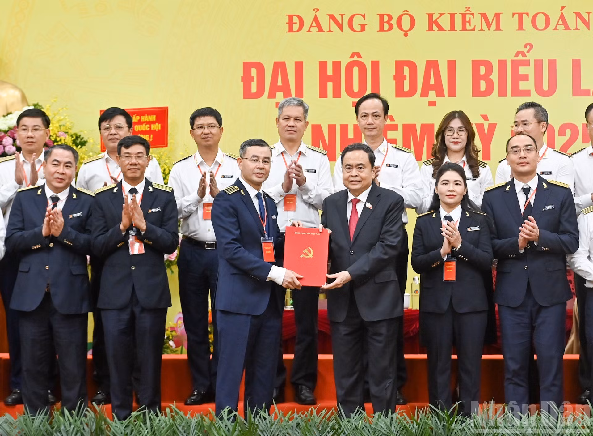 El presidente de la ANV, Tran Thanh Man, felicita al Comité Ejecutivo del Partido de la Auditoría Estatal para el período 2025-2030.