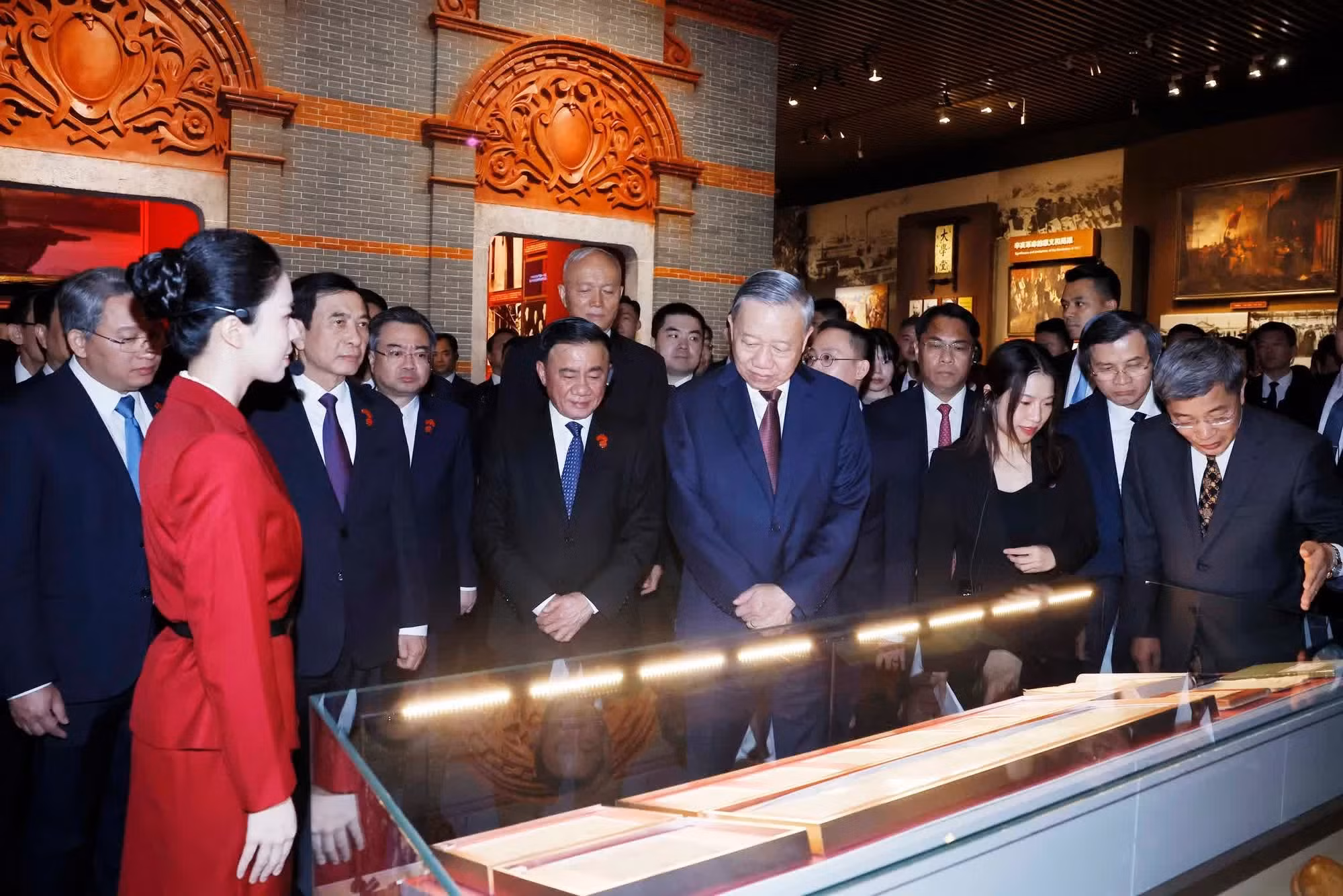 El líder vietnamita visita el Museo de Historia del Partido Comunista de China.