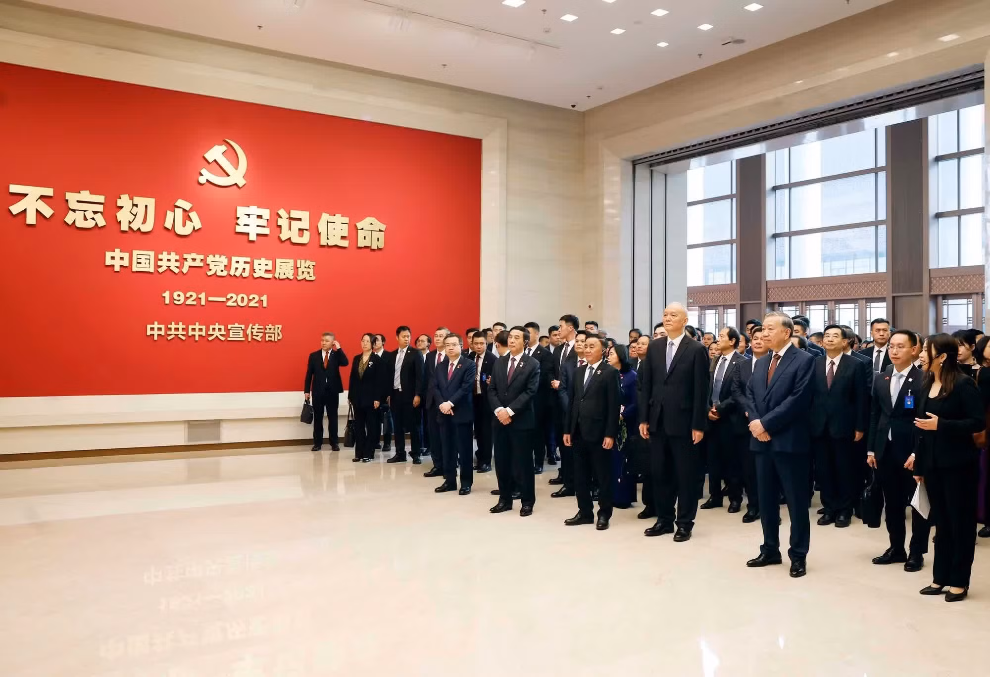 El máximo dirigente vietnamita visita el Museo de Historia del Partido Comunista de China.