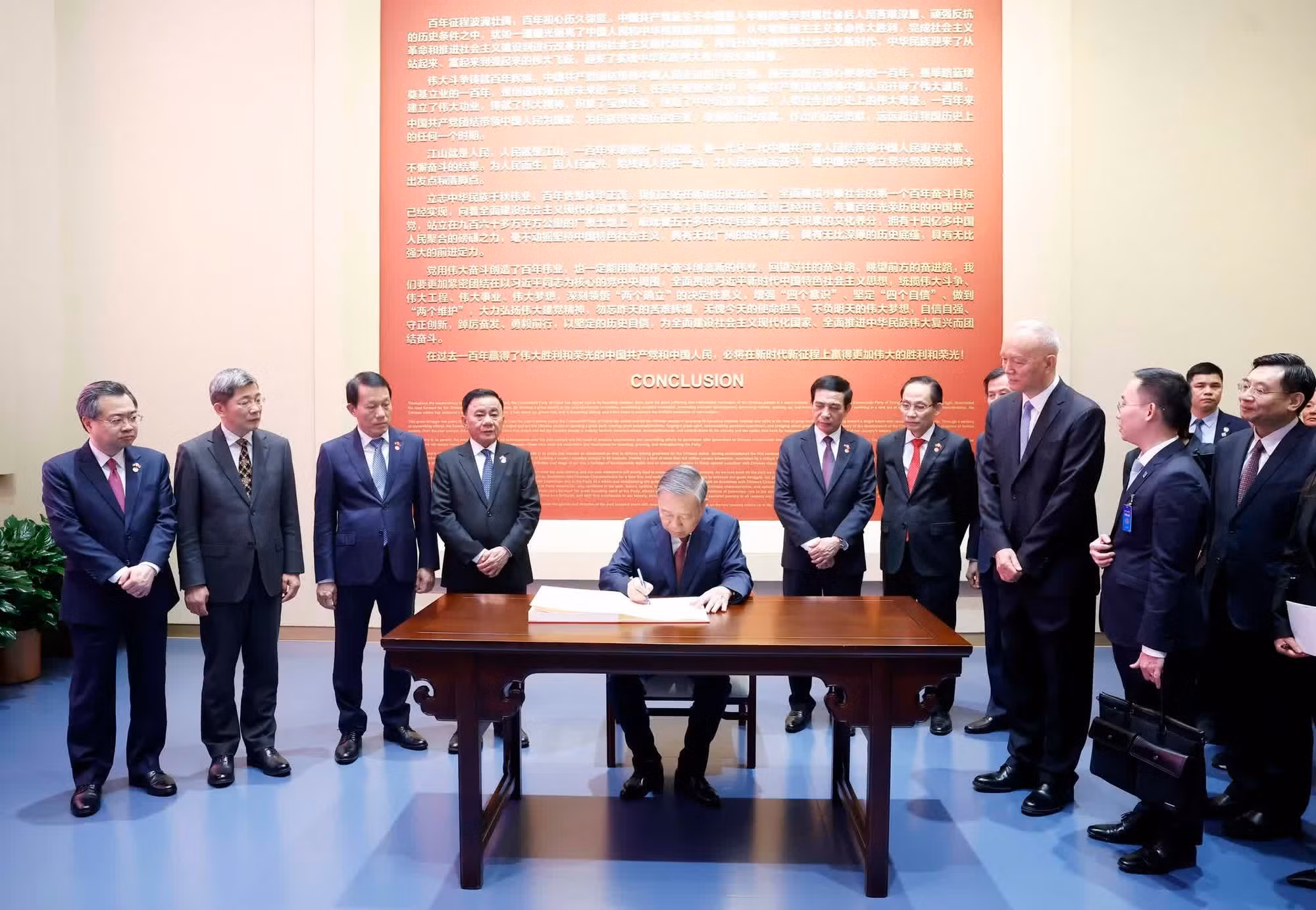 El dirigente vietnamita firma el libro de recuerdo en el Museo de Historia del Partido Comunista de China.