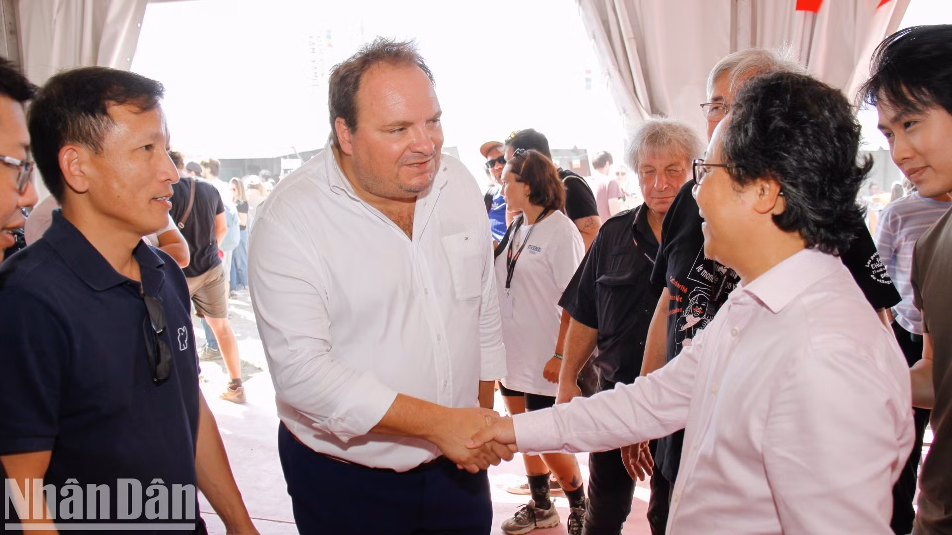 El jefe del Departamento de Tecnología y vicepresidente de la Asociación de Periodistas del periódico Nhan Dan, Vu Mai Hoang, recibe al senador y redactor jefe de L’Humanité, Fabien Gay.