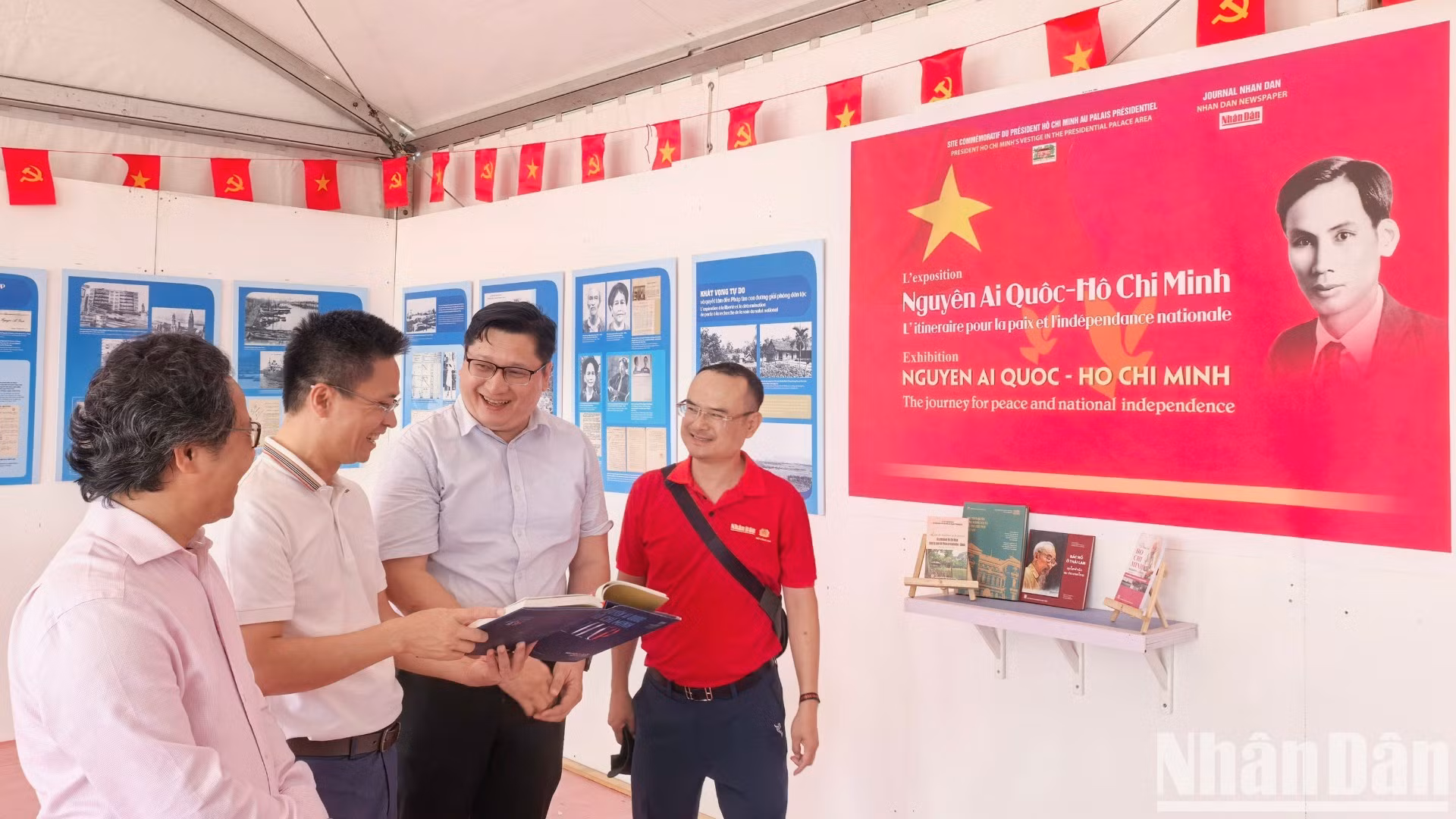 El consejero de la embajada de Vietnam en Francia, Pham Quang Anh, presenta al embajador de Laos, Kalamoungkhoune Souphanouvong, el libro “Nguyen Ai Quoc, Ho Chi Minh con Francia”, publicado por la Editorial de la Agencia Vietnamita de Noticias y el Sitio Conmemorativo del Palacio Presidencial. El diplomático laosiano expresó su confianza en que Vietnam seguirá desarrollándose de manera integral.