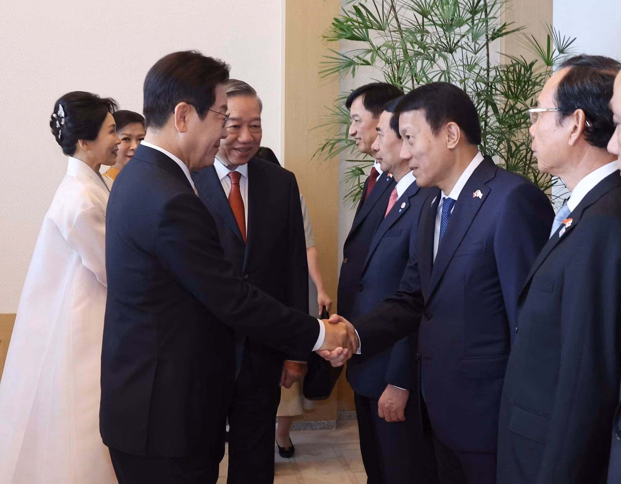 El presidente surcoreano, Lee Jae-myung, saluda a delegados vietnamitas.