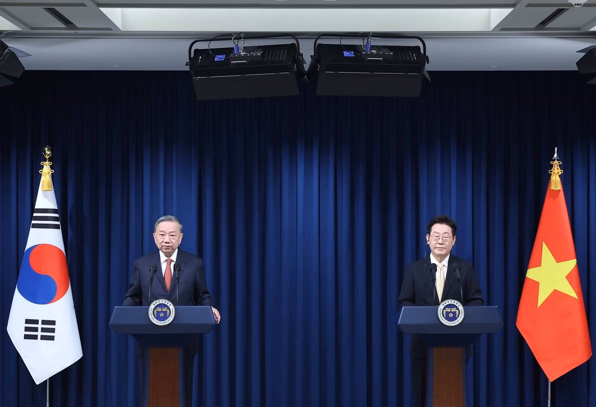 El máximo dirigente partidista vietnamita y el presidente surcoreano ofrecen una rueda de prensa conjunta.