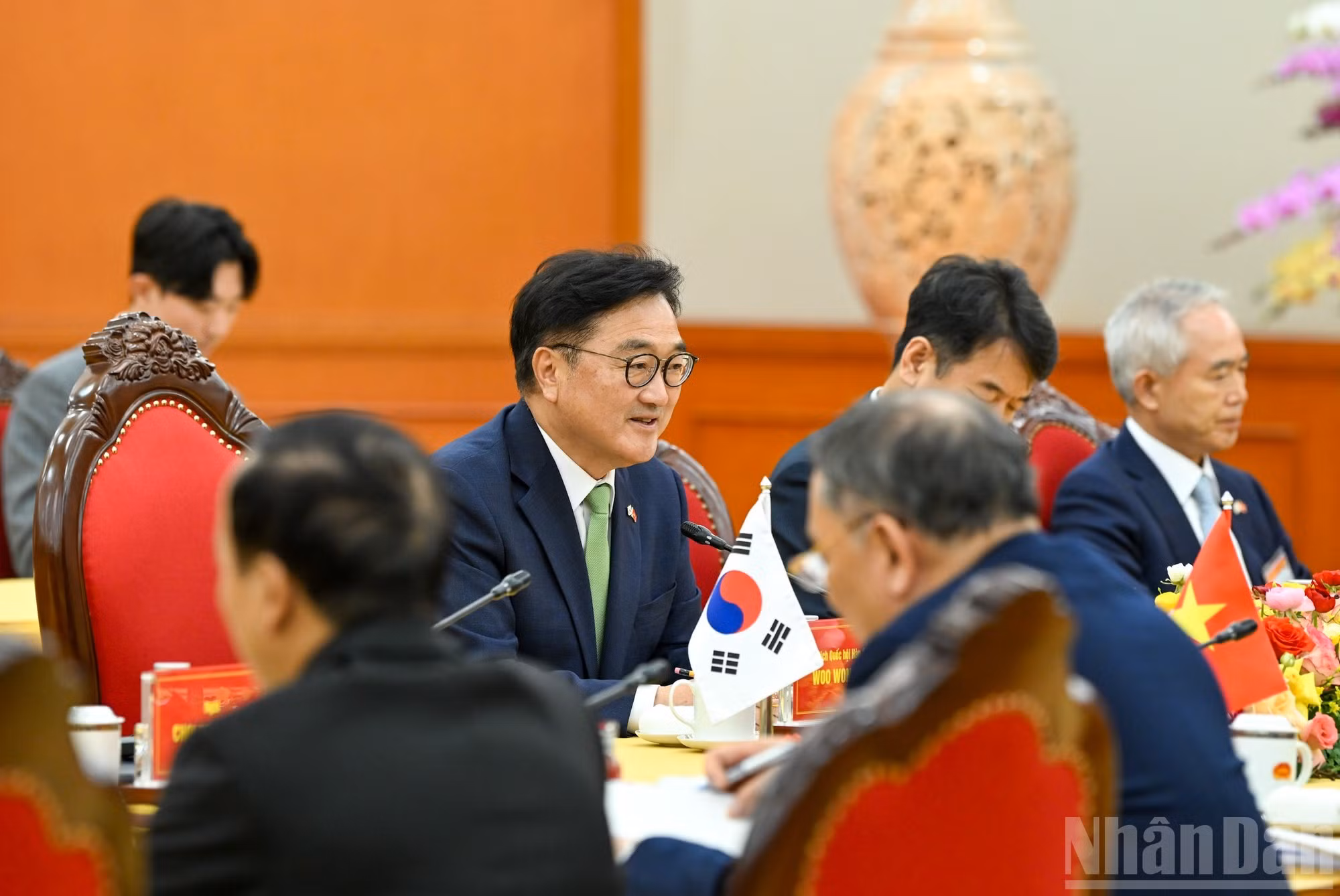 El dirigente legislativo de Corea del Sur, Woo Won Shik, toma la palabra en la cita.