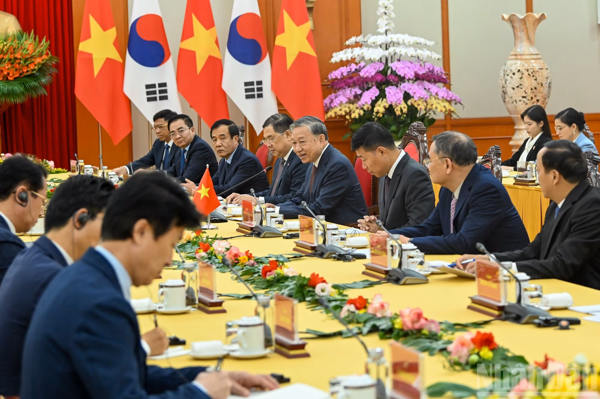 El secretario general To Lam y los delegados vietnamitas acuden al encuentro.