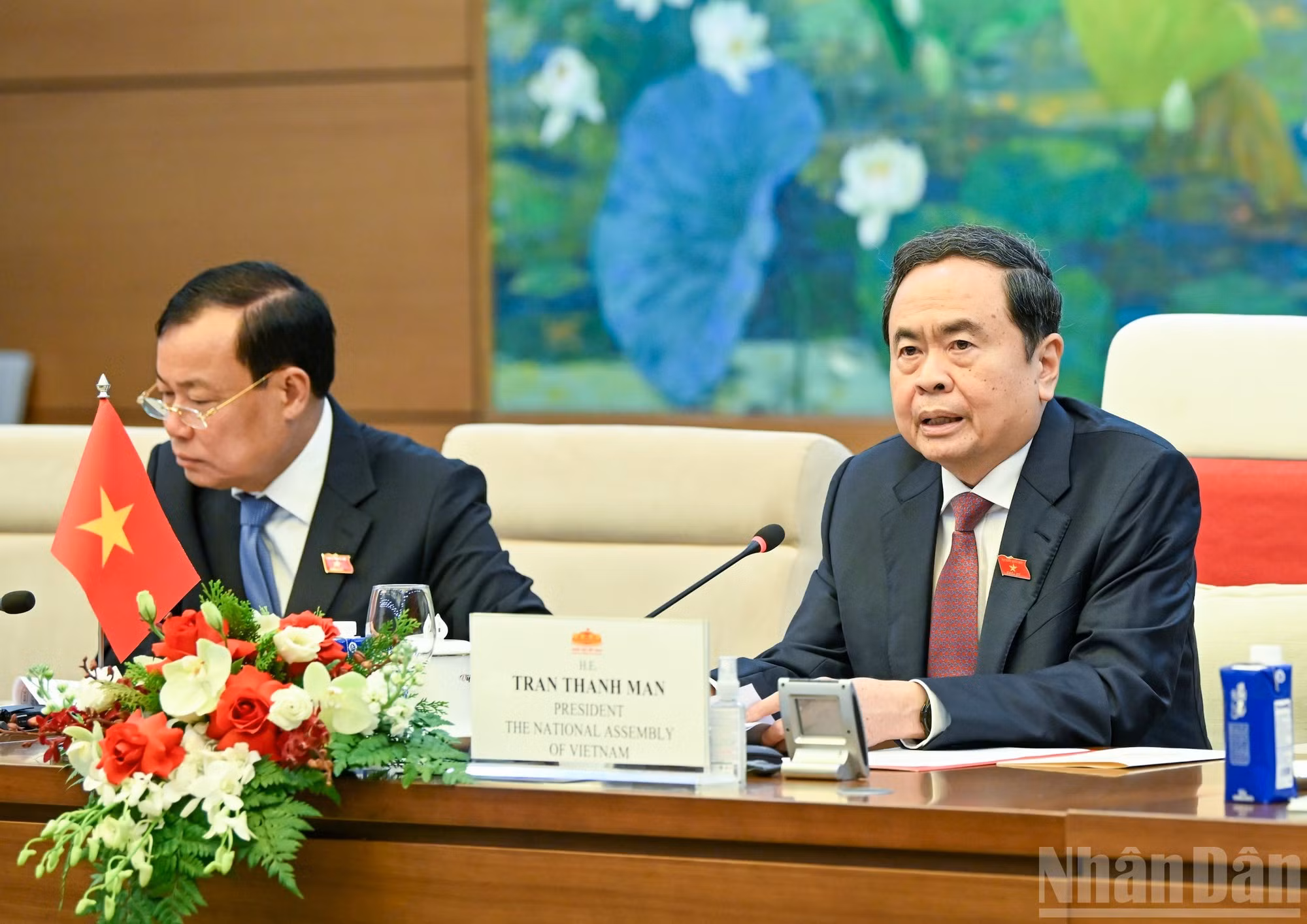 El dirigente legislativo de Vietnam, Tran Thanh Man, toma la palabra en la cita.