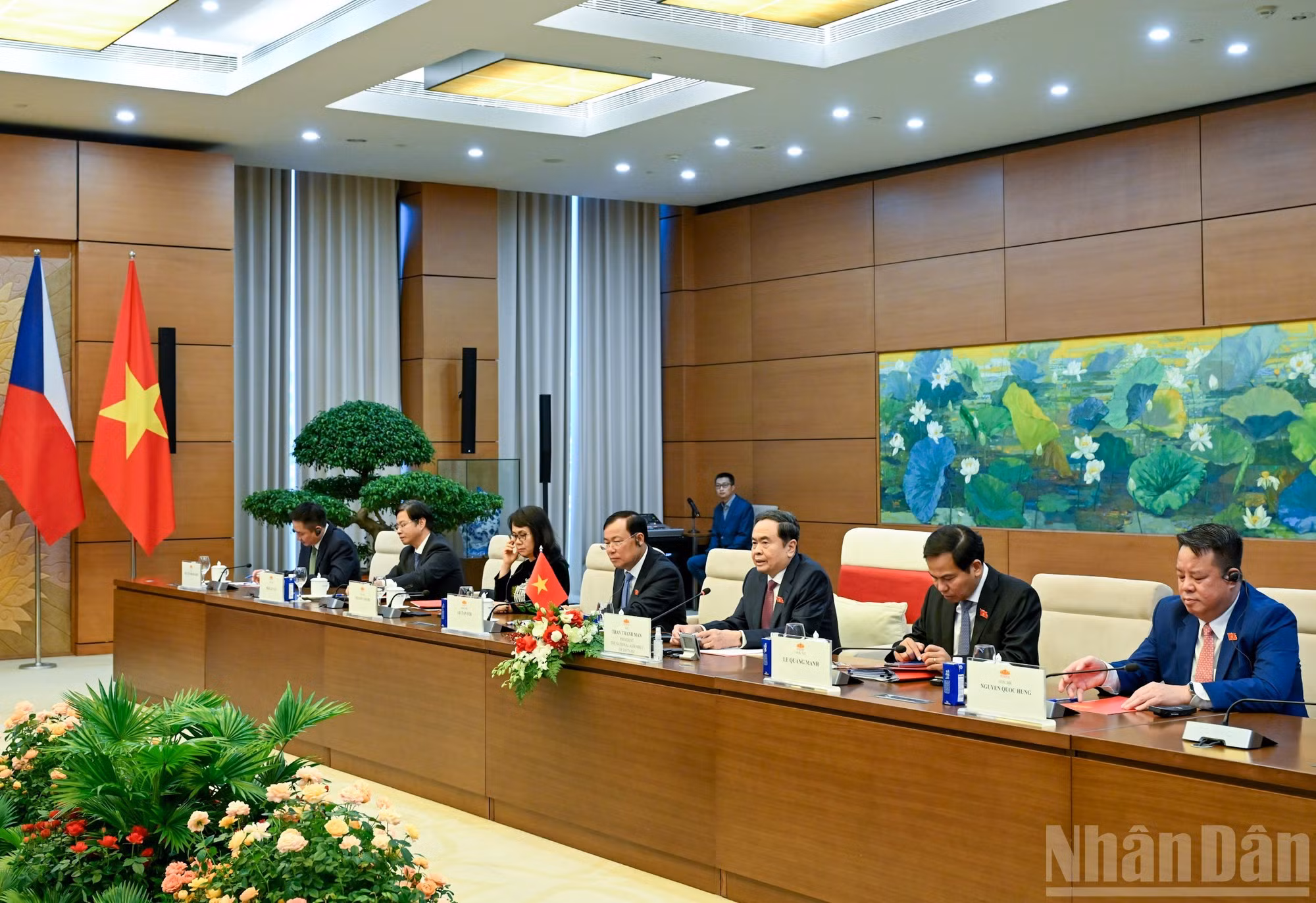 Funcionarios vietnamitas acuden al encuentro.