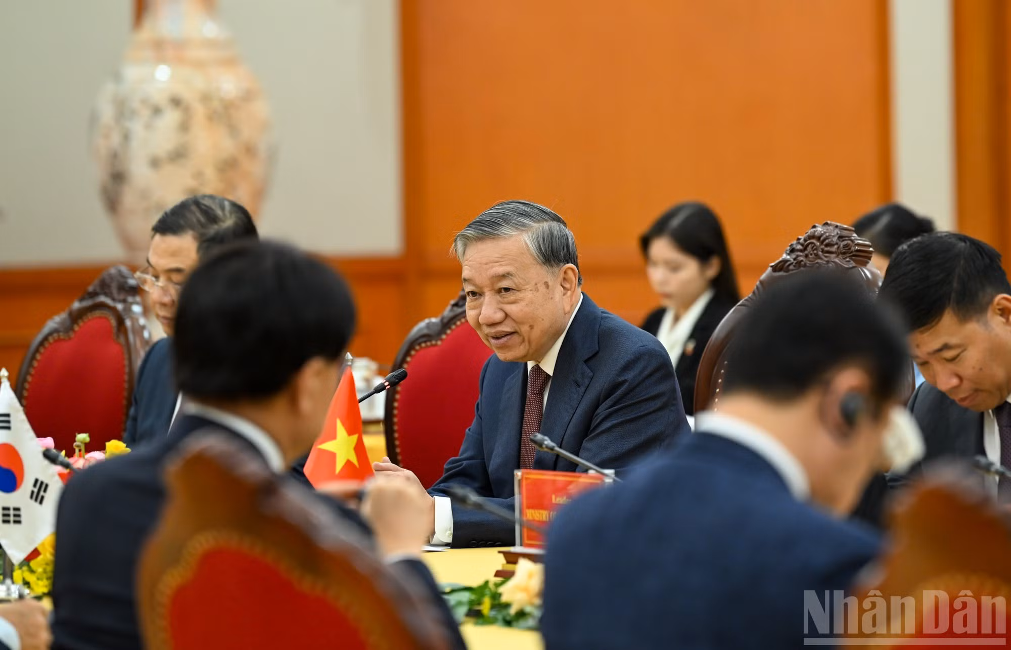 El líder partidista de Vietnam, To Lam, habla en la cita.
