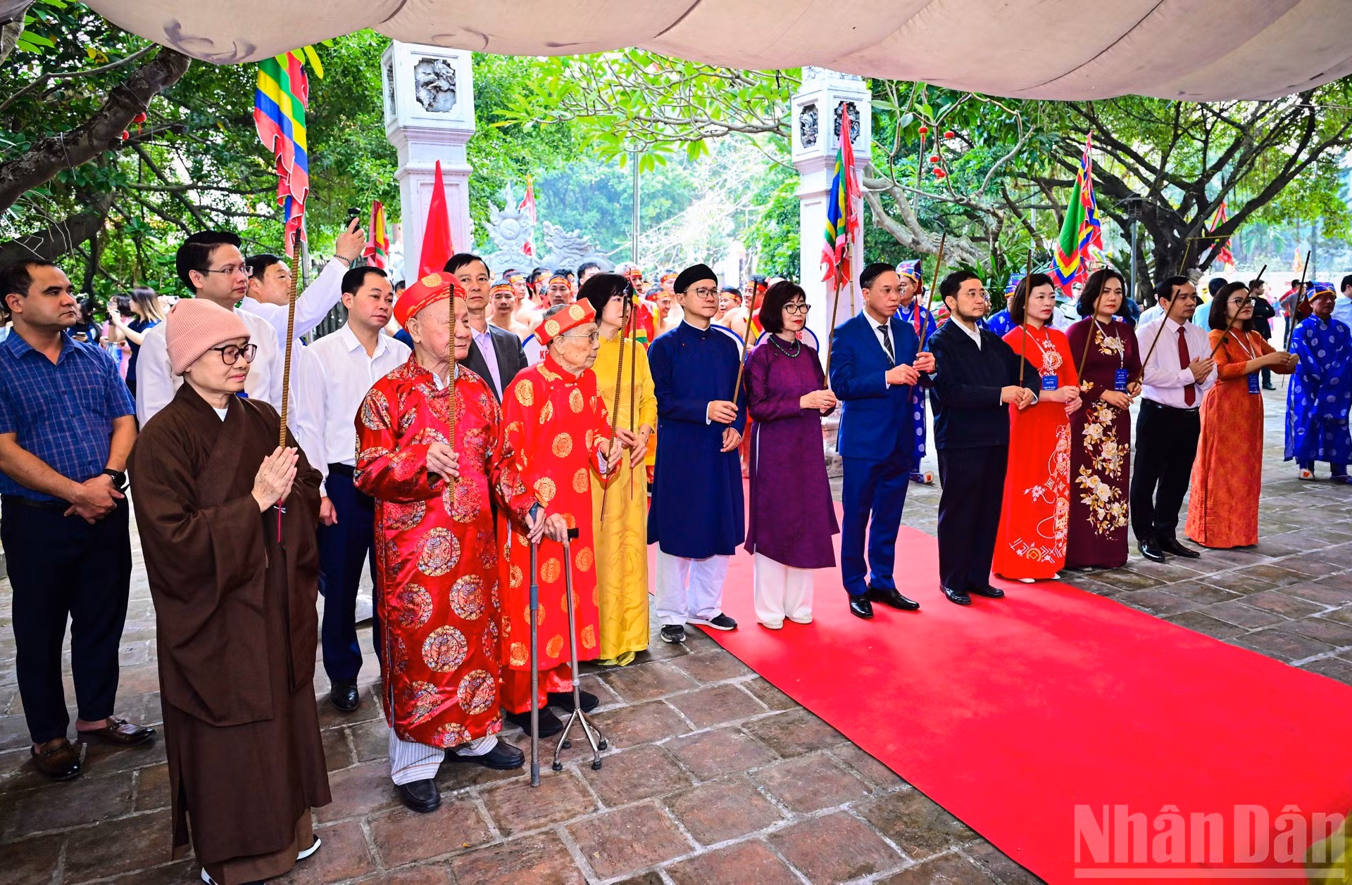Directivos del Ministerio de Cultura, Deportes y Turismo, del Servicio de Cultura y Deportes de Hanói, del barrio de Long Bien y adultos mayores de la comunidad ofrecen incienso en el Templo de Tran Vu.