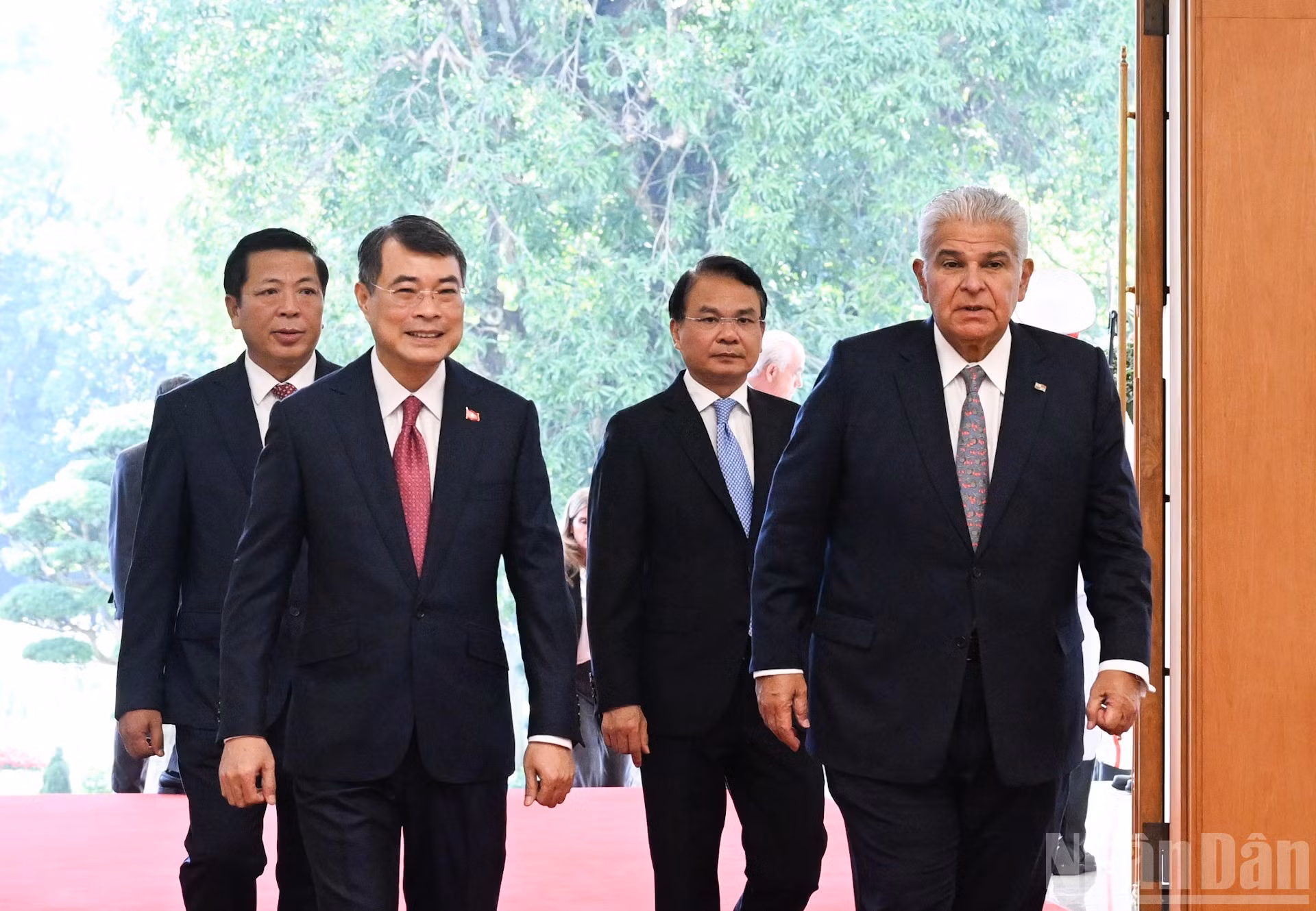 El premier vietnamita Le Minh Hung (a la izquierda) y el presidente panameño, José Raúl Mulino.