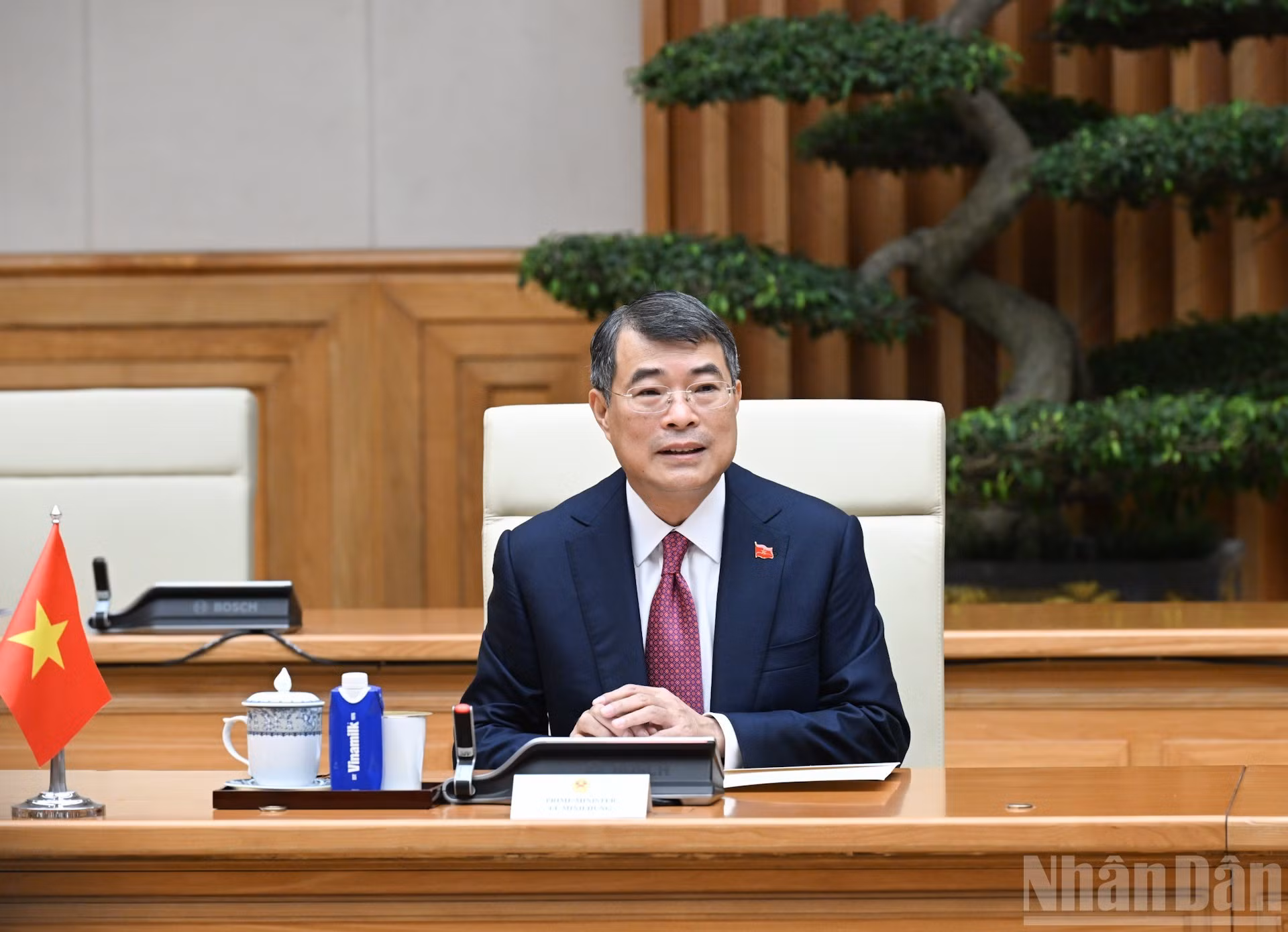 El jefe del Gobierno vietnamita, Le Minh Hung, toma la palabra en el encuentro.