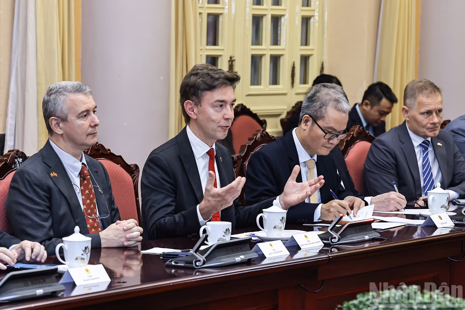 El embajador y jefe de la Delegación de la UE en Vietnam, Julien Guerrier, habla en el encuentro.