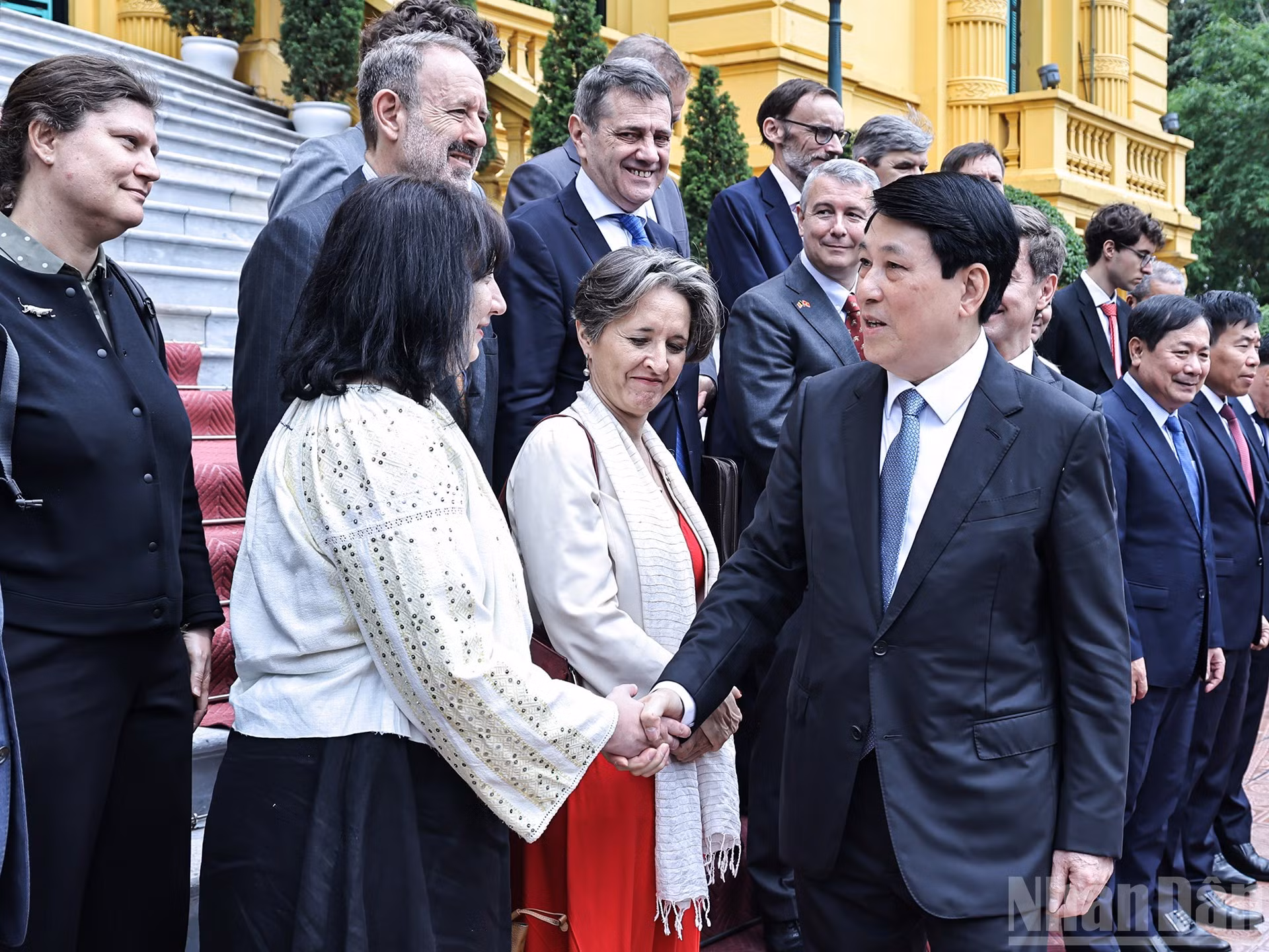 El jefe del Estado, Luong Cuong, saluda a los diplomáticos de la UE.