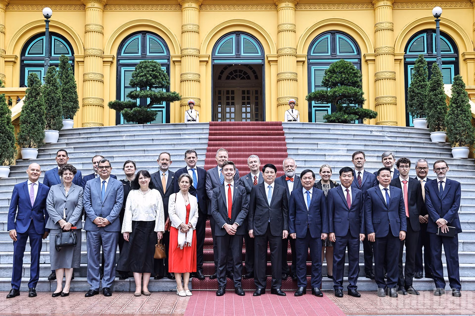 El presidente vietnamita Luong Cuong y los delegados de la UE en Vietnam.