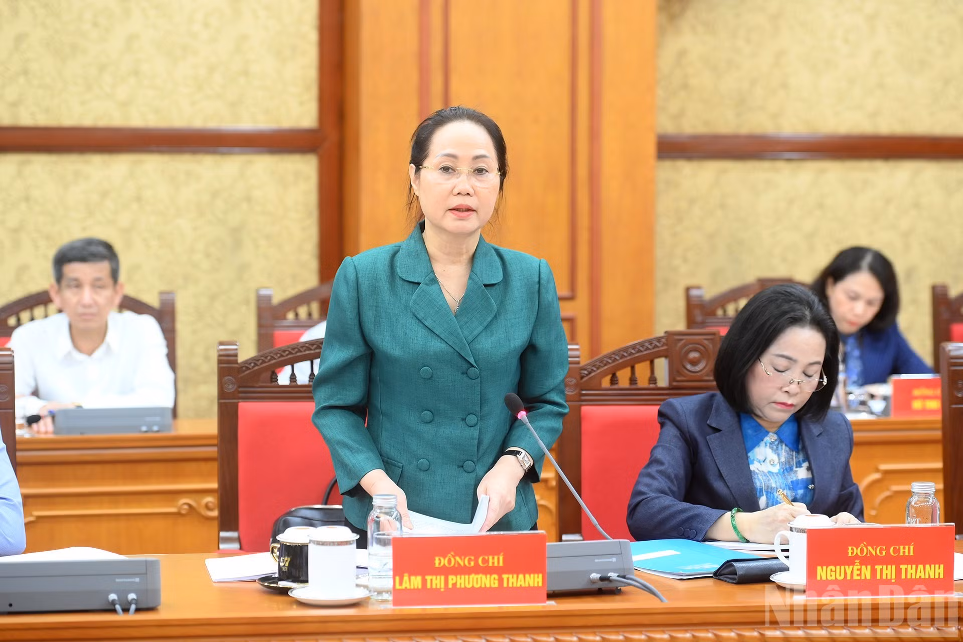 La ministra de Cultura, Deportes y Turismo, Lam Thi Phuong Thanh, presenta un informe.