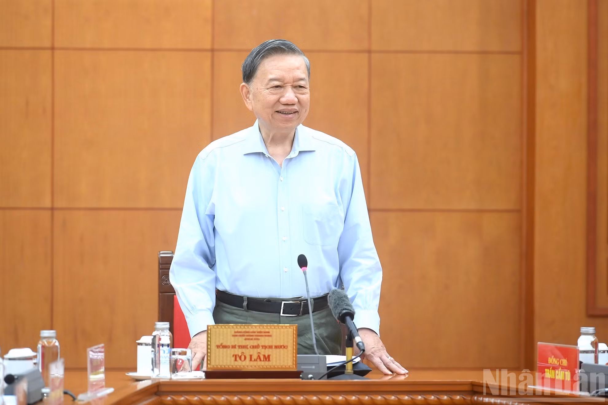 El líder vietnamita To Lam habla en la cita.