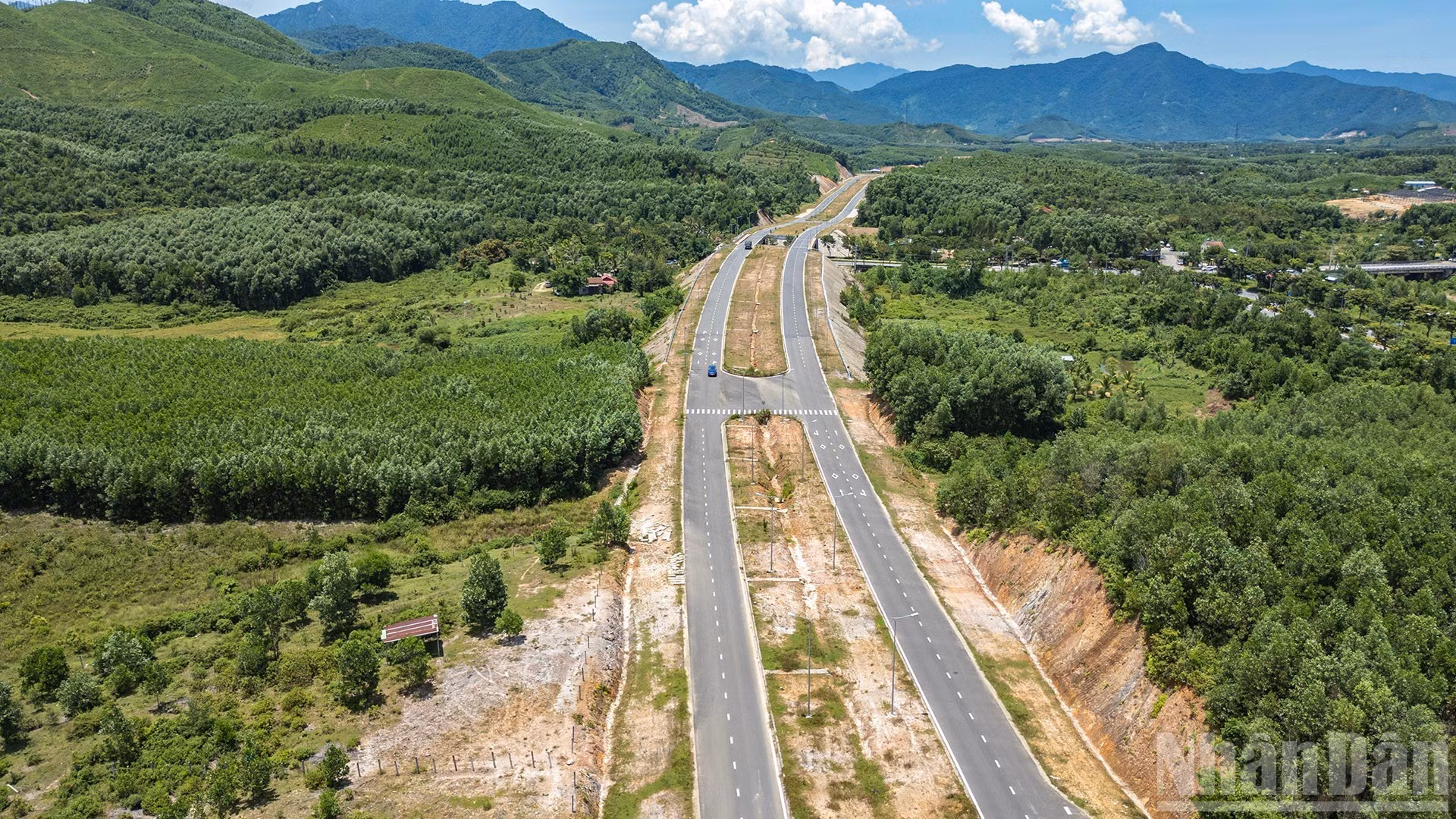 La Carretera Nacional 14B, en el tramo de Da Nang, se ha renovado y ampliado a cuatro carriles.