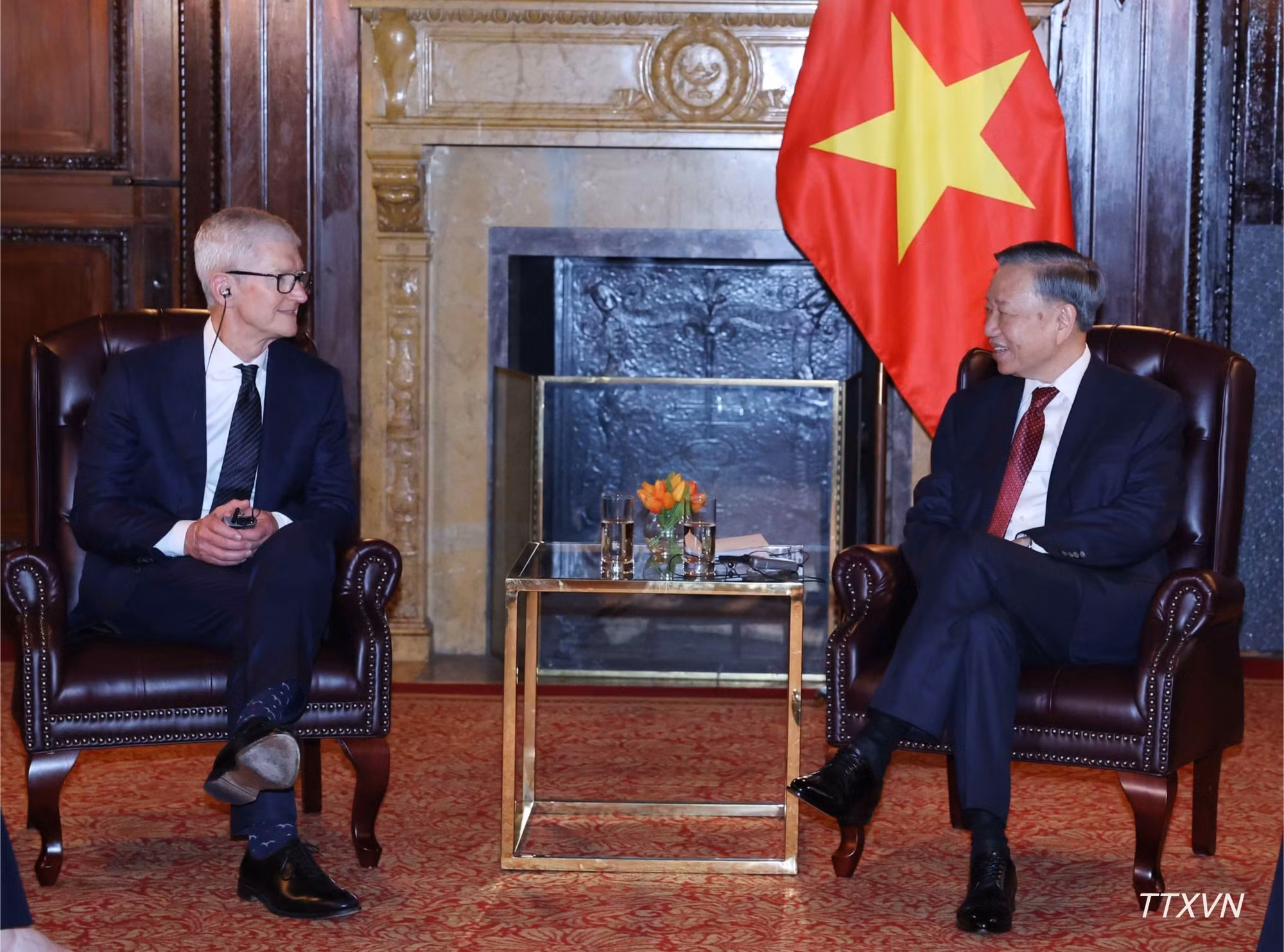 El máximo líder vietnamita To Lam conversa con el dirigente de Apple, Tim Cook.