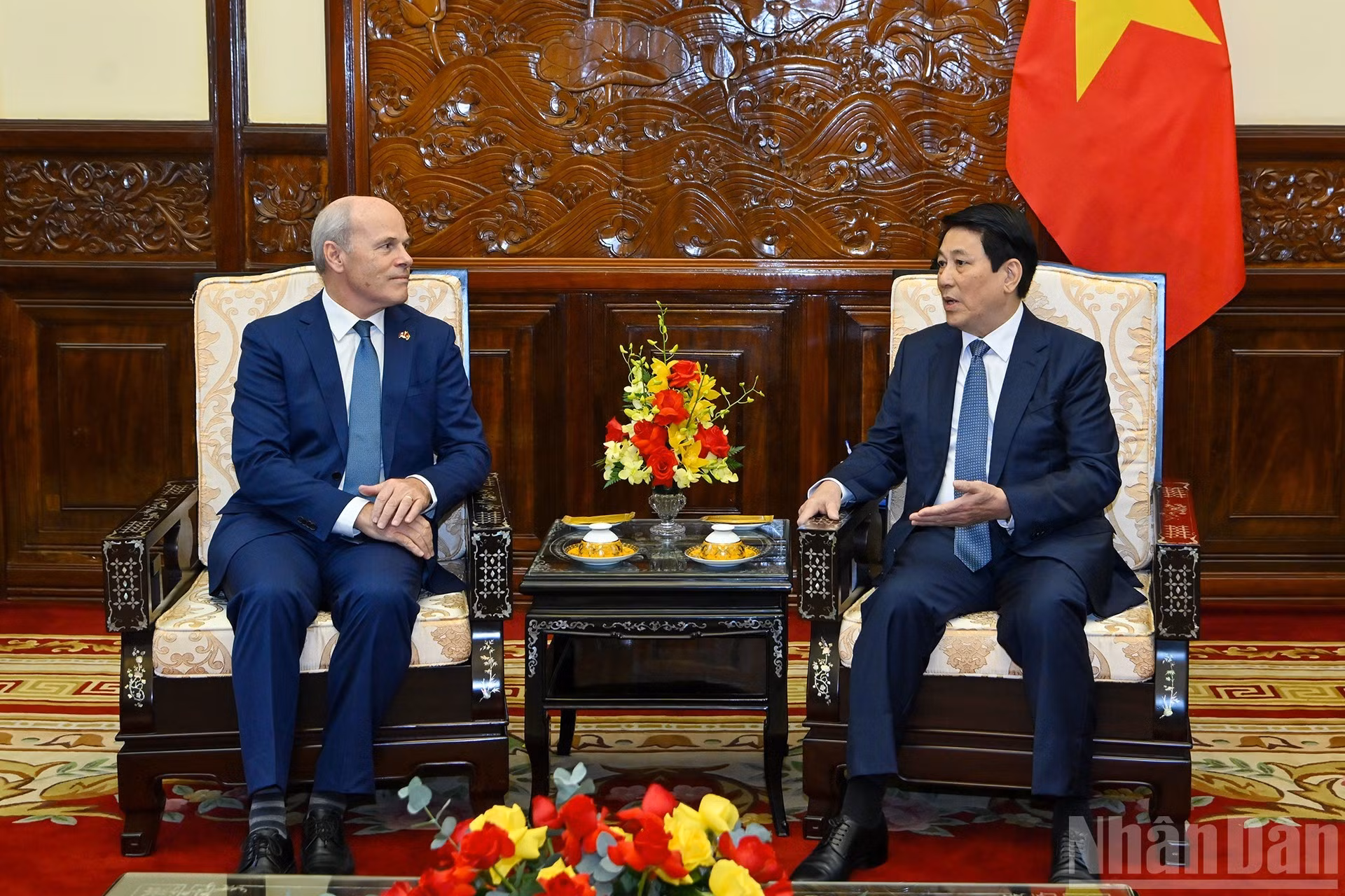 El presidente de Vietnam, Luong Cuong, dialoga con el embajador de Canadá en el país, James Nickel.