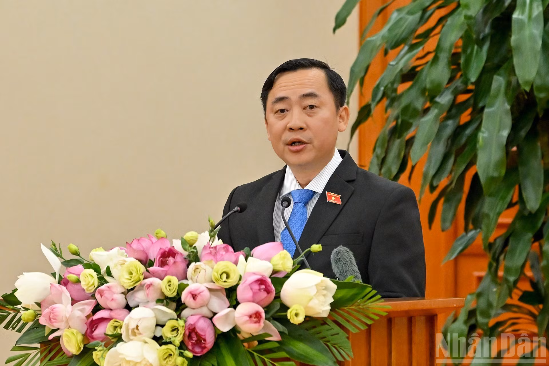 El diputado de la ciudad de Can Tho, Dao Chi Nghia, habla en el encuentro.