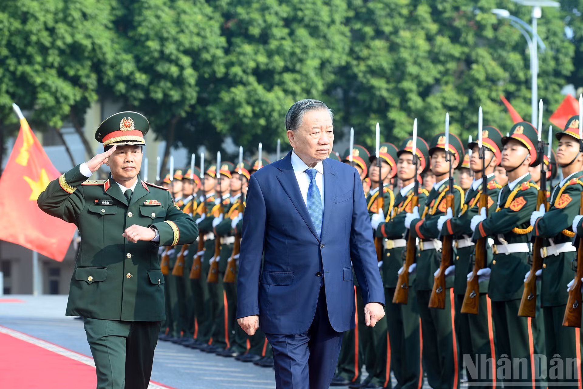 El máximo dirigente del país, To Lam, pasa revista a la guardia de honor.
