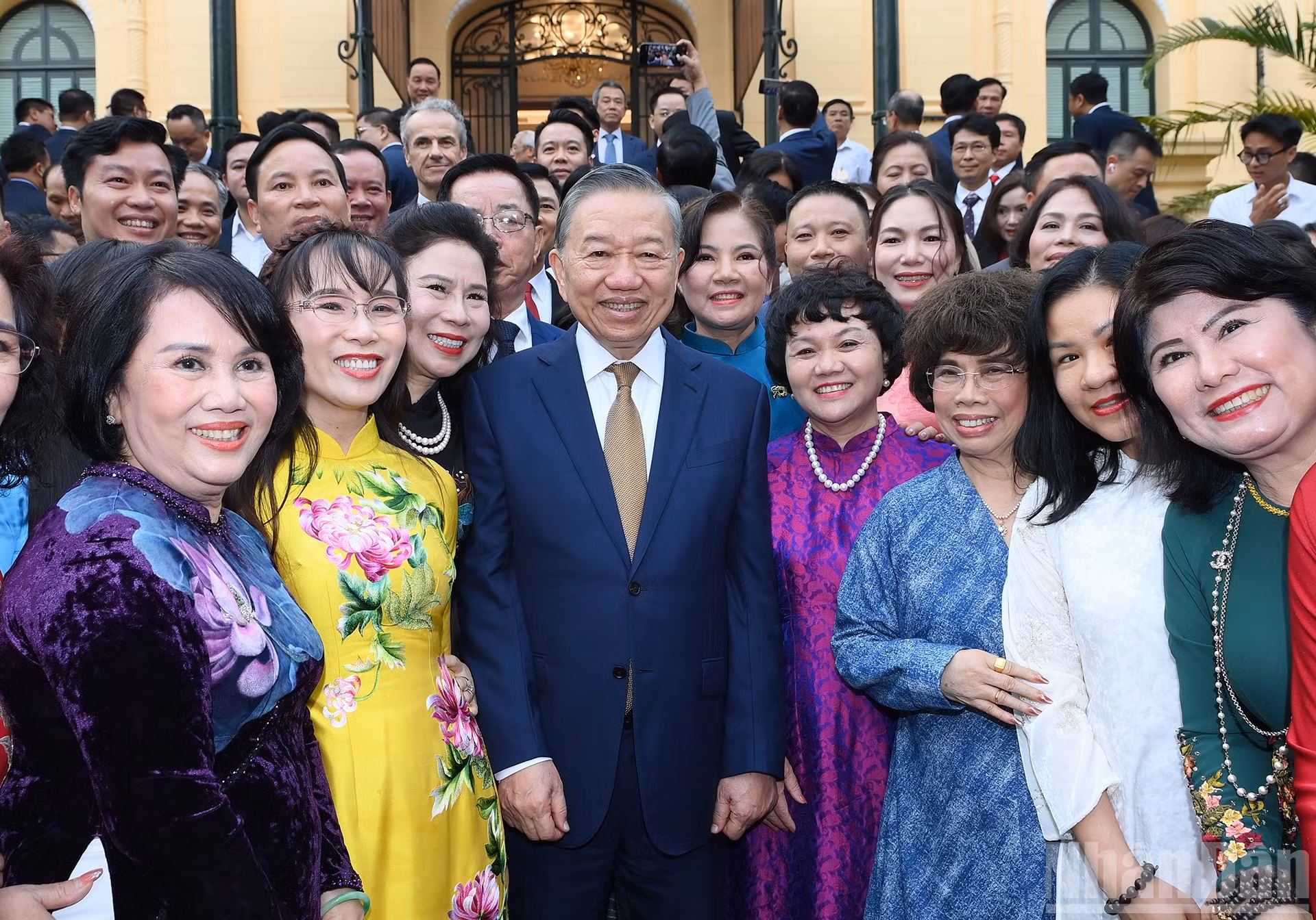 El máximo dirigente vietnamita y asistentes al encuentro.