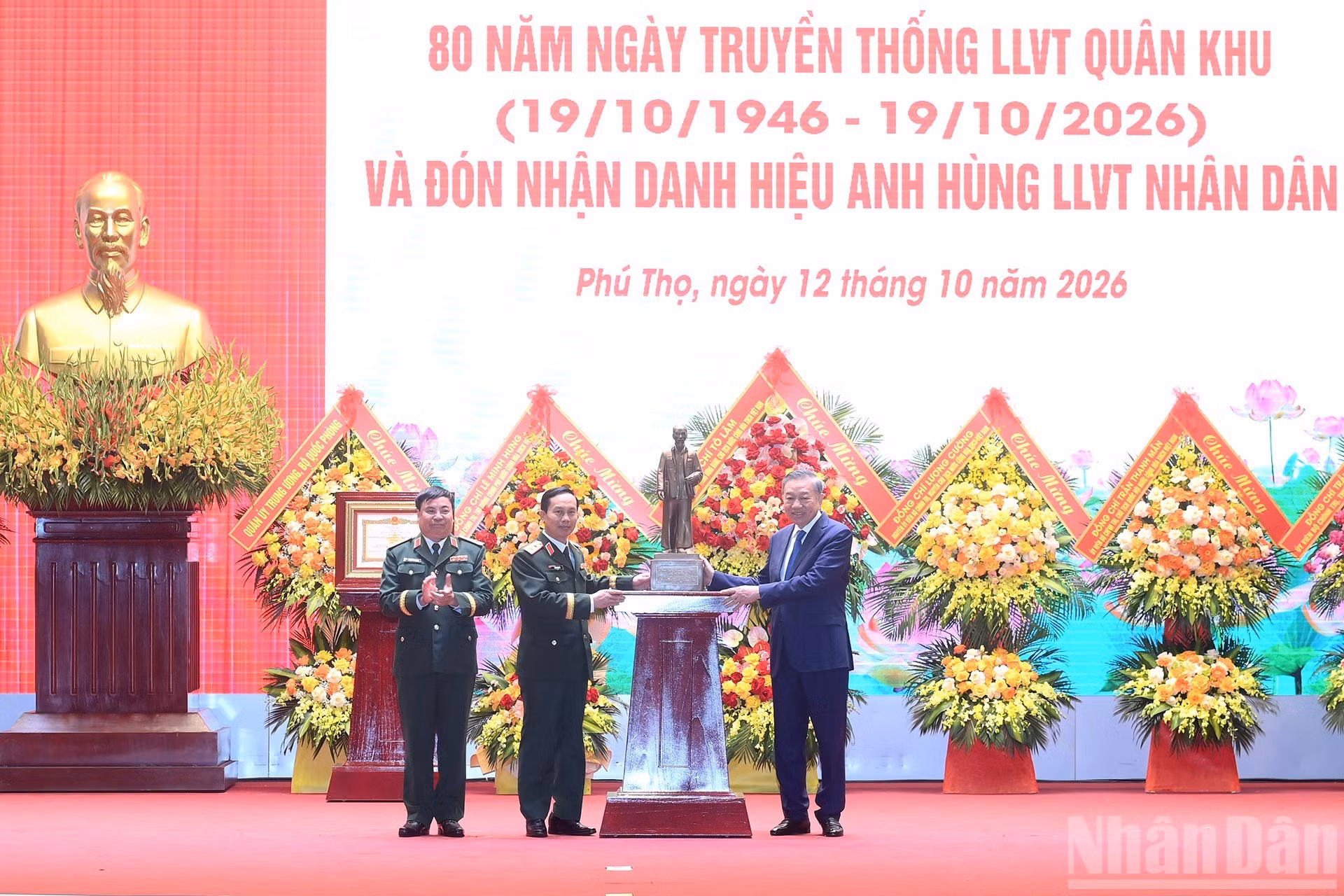 El máximo dirigente de Vietnam, To Lam, entrega un regalo a la Región Militar 2.