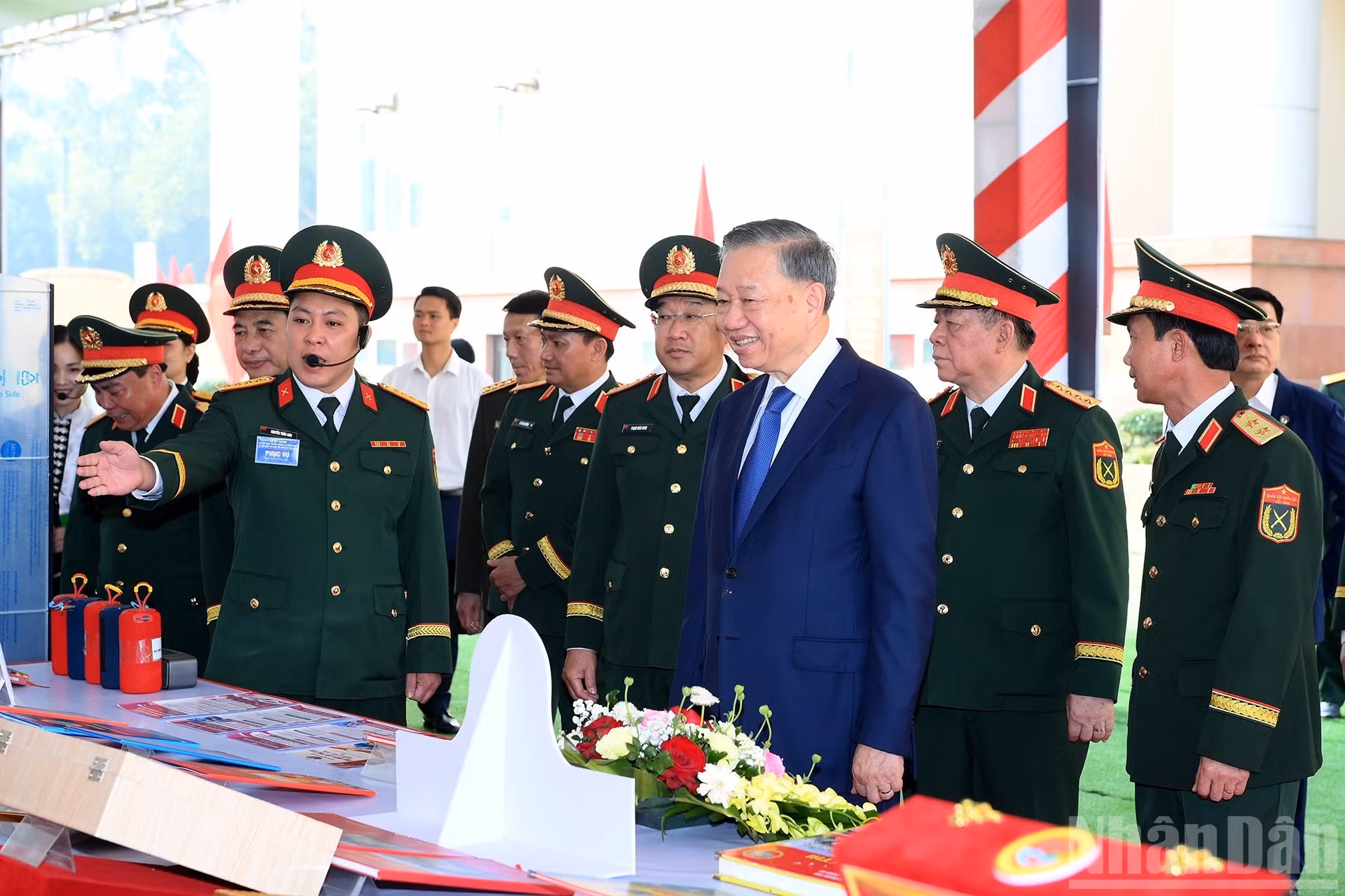To Lam visita un espacio de exhibición sobre los logros de la Región Militar 2.