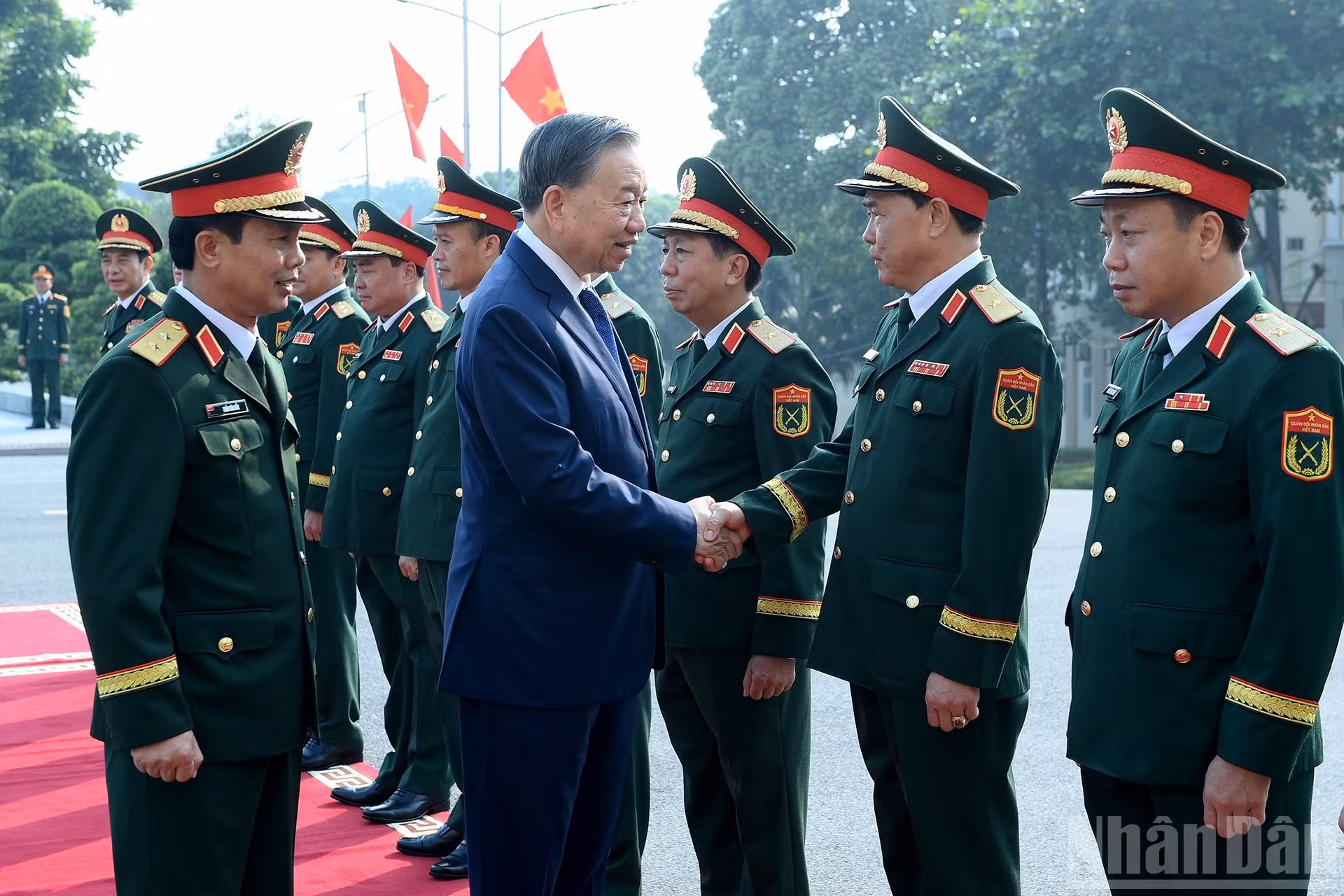 El mandatario To Lam saluda a dirigentes de la Región Militar 2.