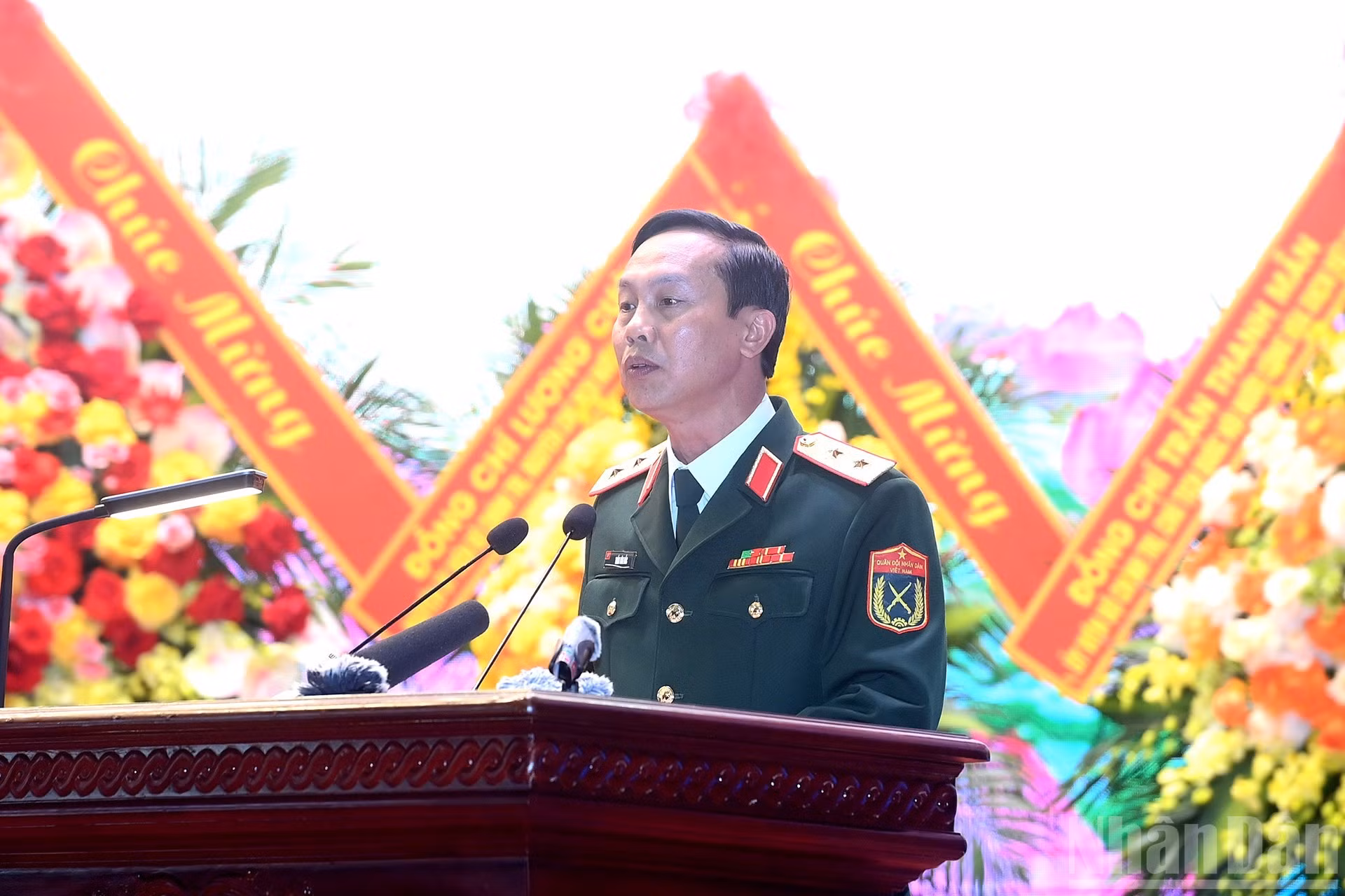 El teniente general Tran Van Bac, miembro del Comité Central del Partido y comandante de la Región Militar 2, pronuncia un discurso en la ceremonia de conmemoración.