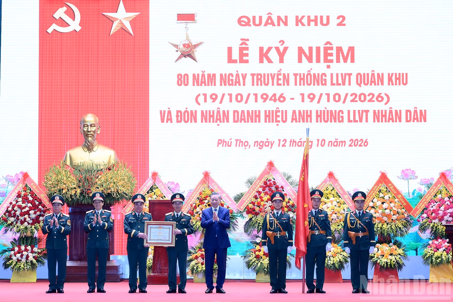 El secretario general del Partido Comunista de Vietnam y presidente de la nación, To Lam, entrega el título de "Héroe de las Fuerzas Armadas Populares" a la Región Militar 2.