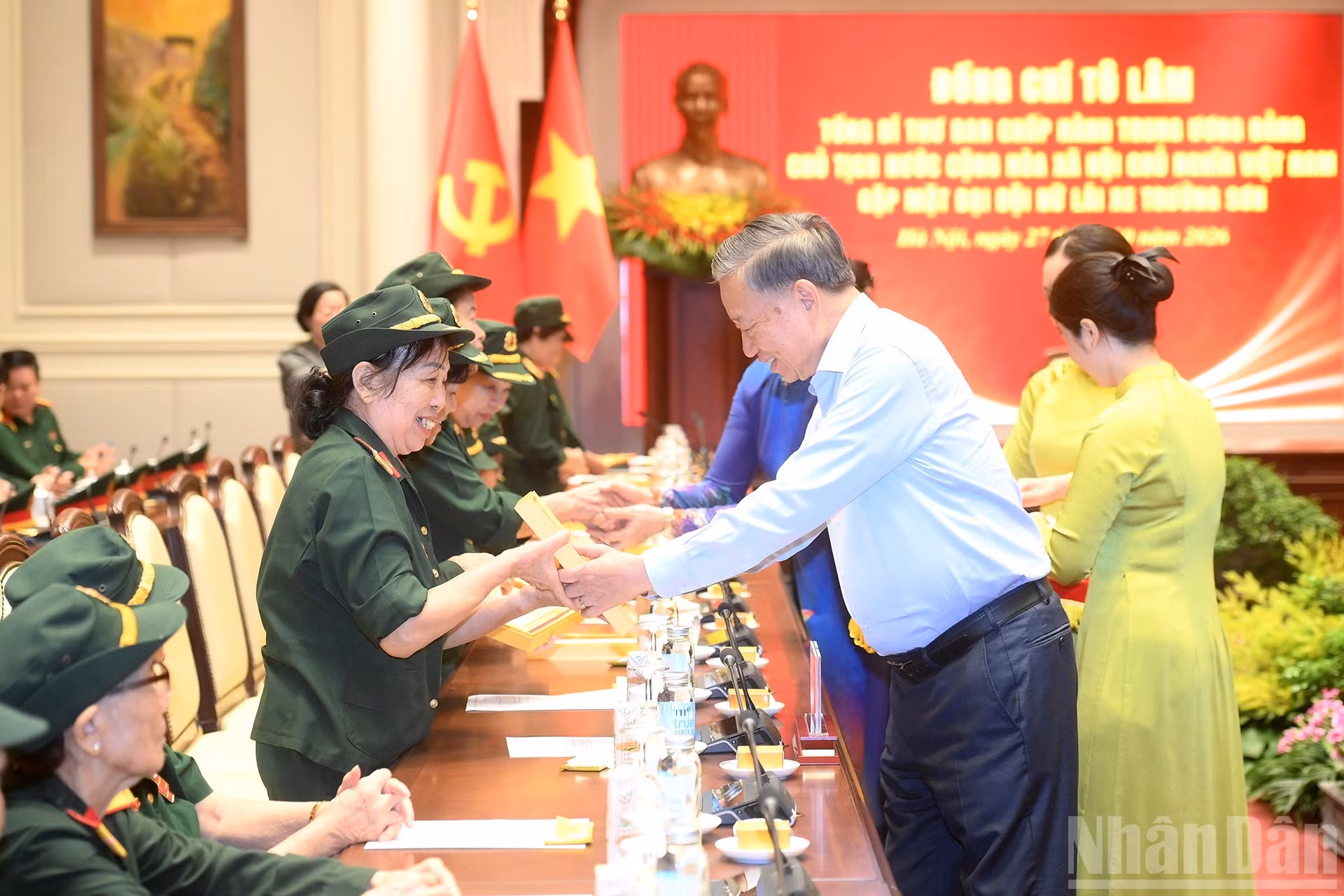 El dirigente vietnamita To Lam entrega regalos a las asistentes al encuentro.