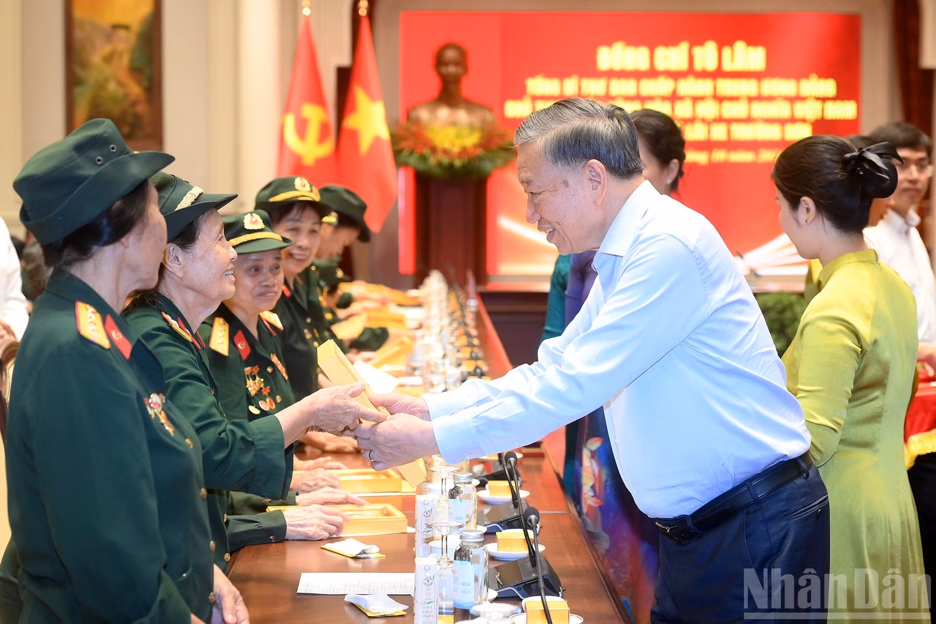 El dirigente vietnamita To Lam entrega regalos a las asistentes al encuentro.