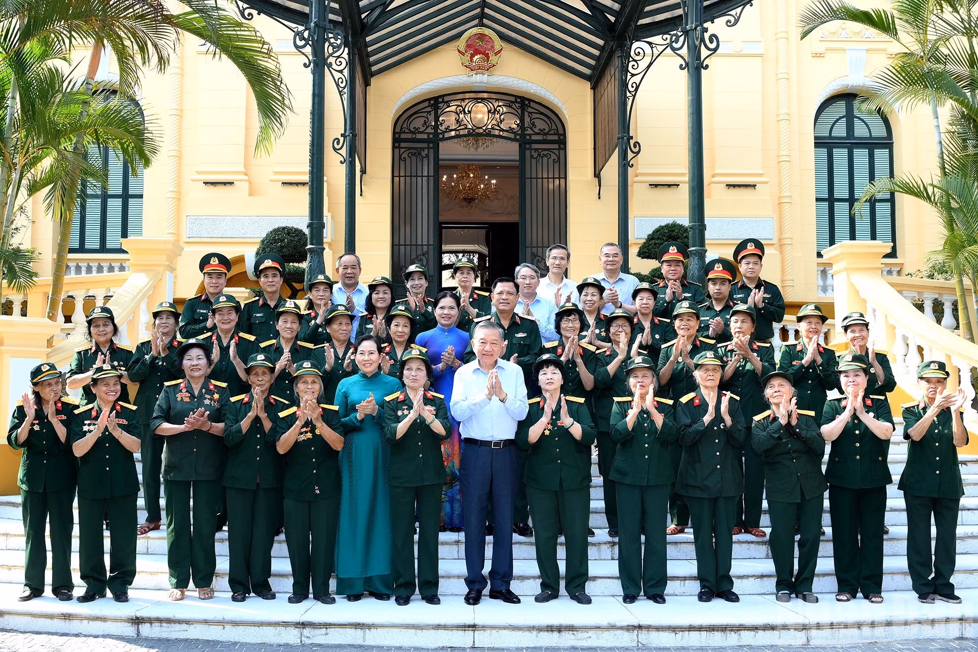 El máximo líder vietnamita y asistentes al encuentro.
