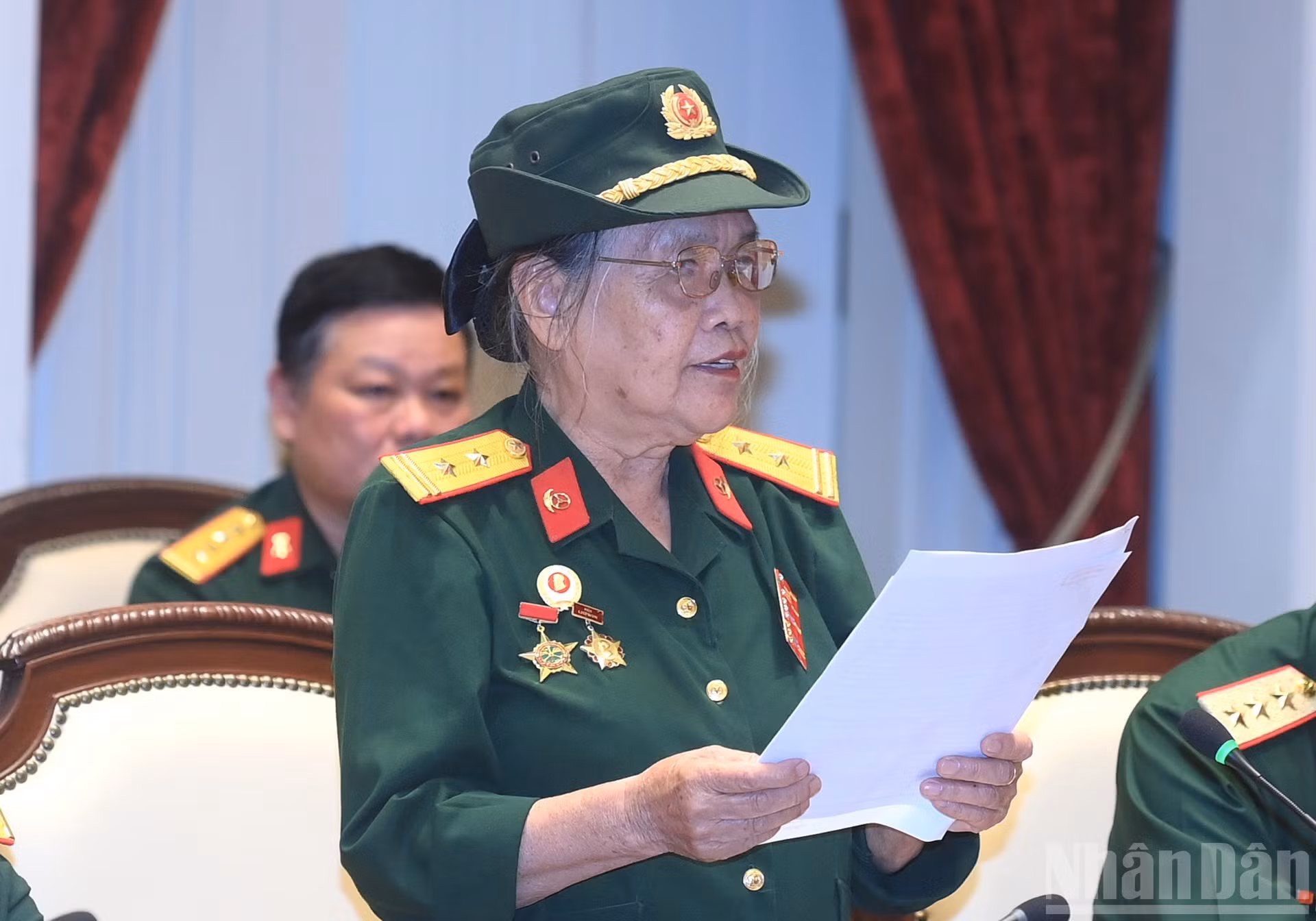La jefa del Comité de Enlace de la Unidad de mujeres conductoras de Truong Son, Nguyen Thi Hoa, pronuncia un discurso en la reunión.