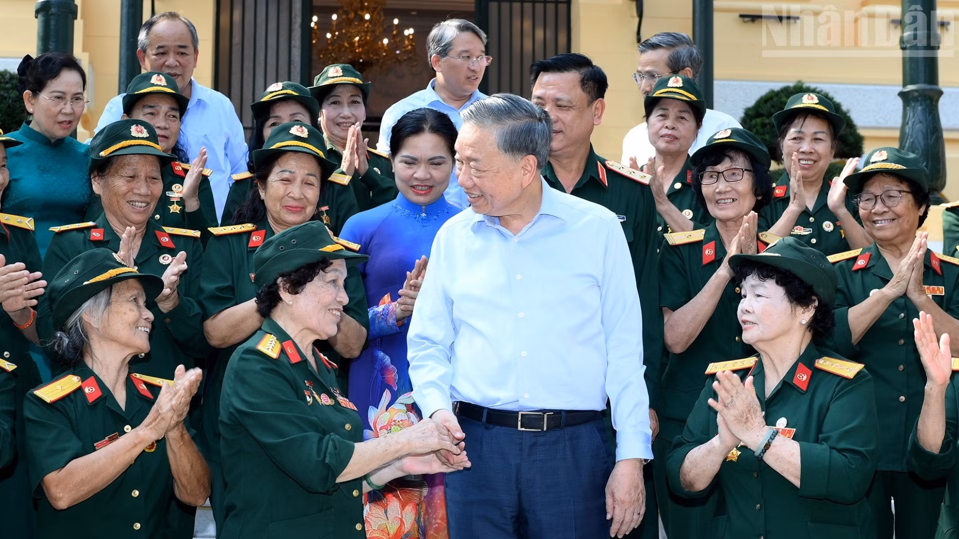 [Foto] Máximo dirigente de Vietnam se reúne con mujeres conductoras de camiones de Truong Son