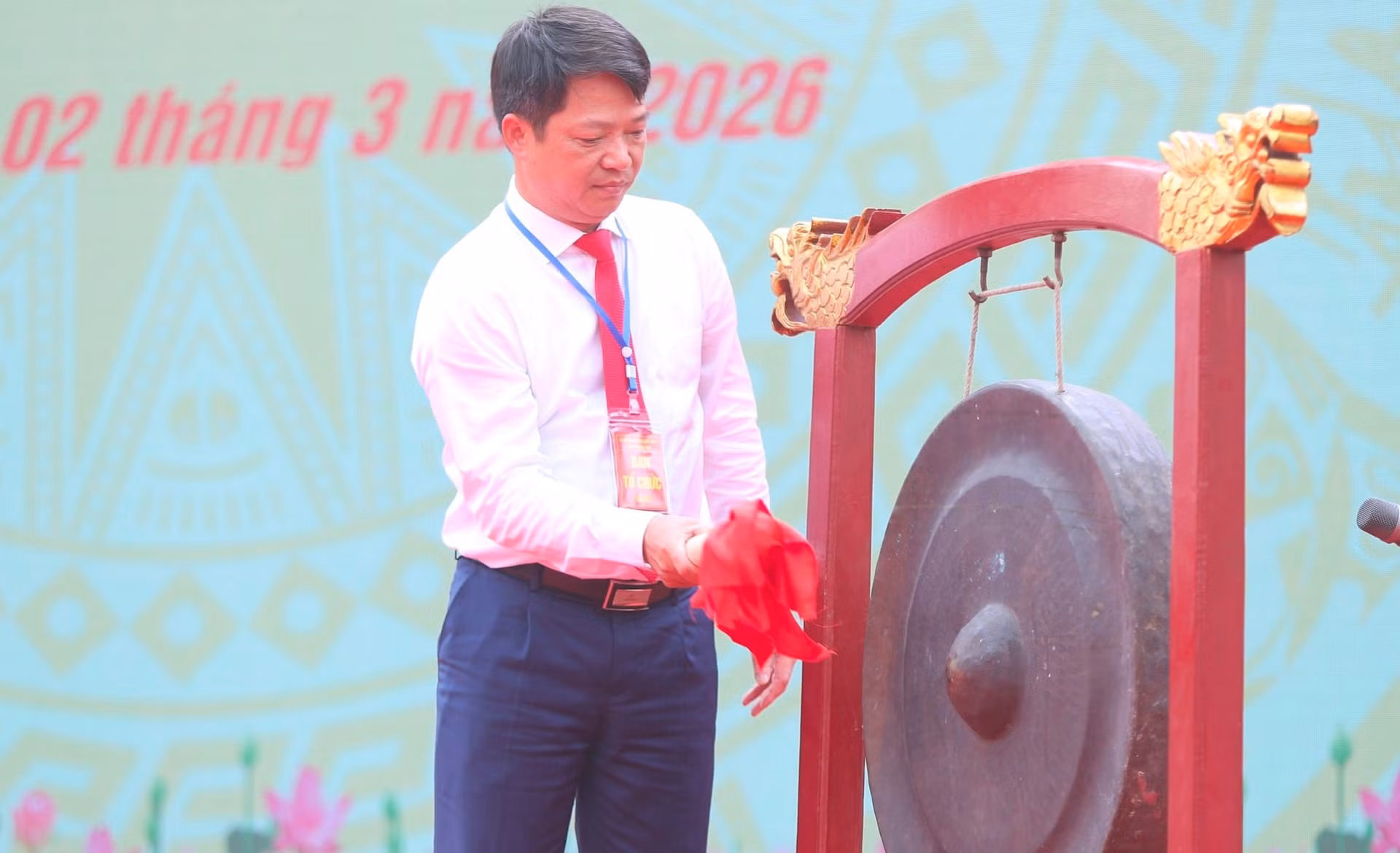 El secretario del Partido y presidente del Consejo Popular de la comuna de Ba Vi, Le Van Quan, toca el gong para inaugurar el festival.