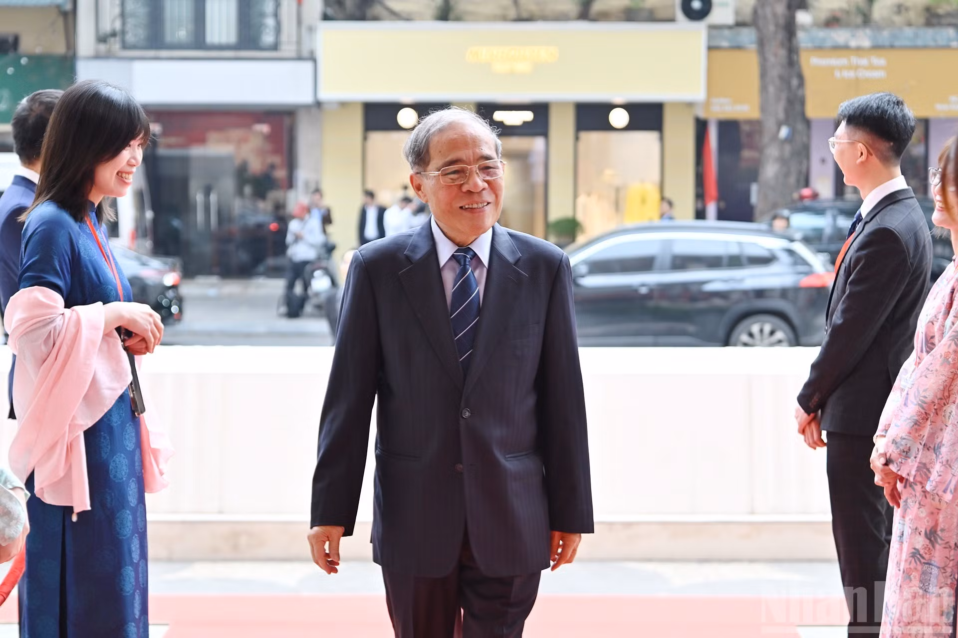 El expresidente de la Asamblea Nacional de Vietnam, Nguyen Sinh Hung, asiste a la ceremonia.