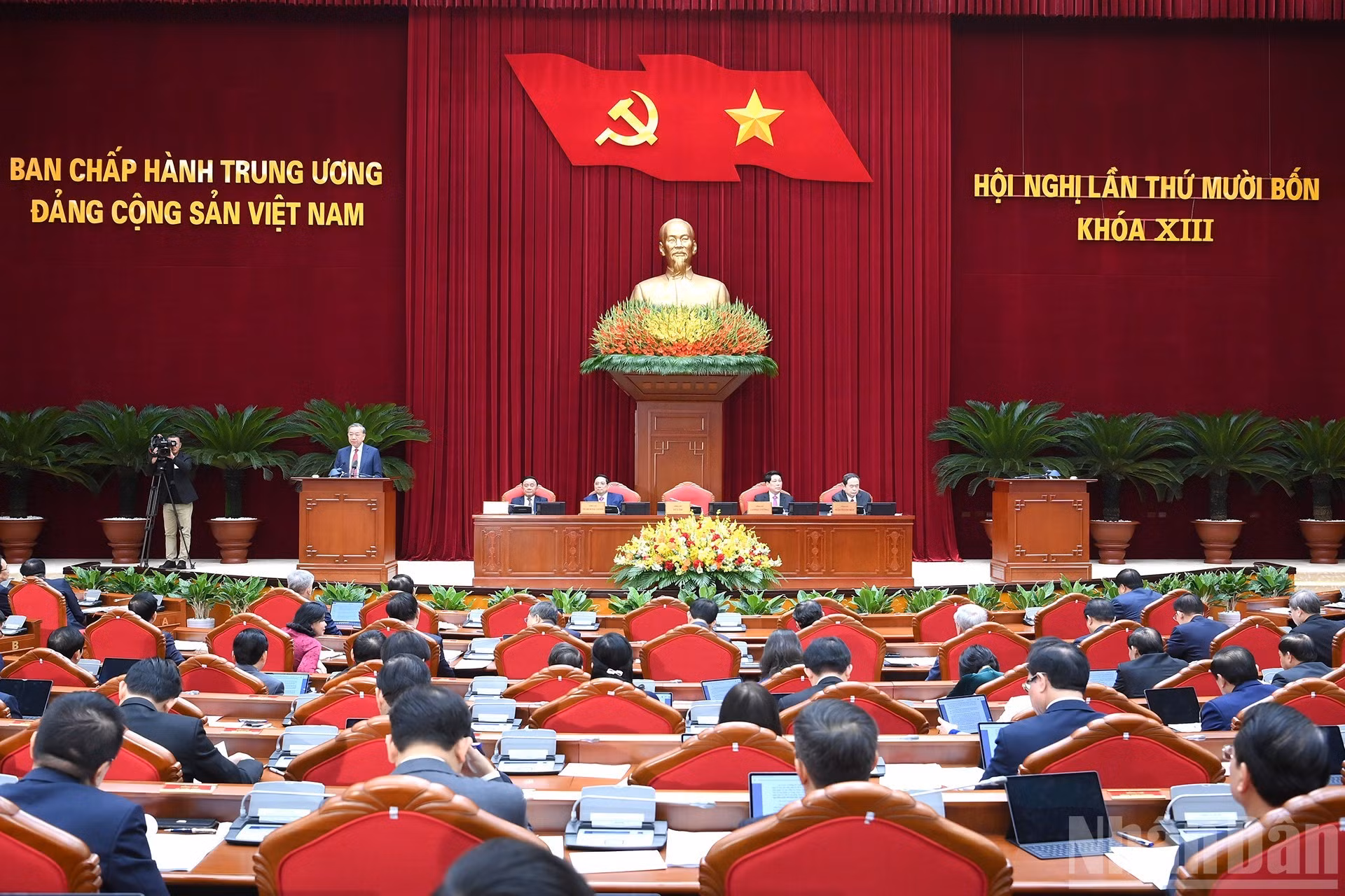 El acto inaugural del 14º Pleno del XIII Comité Central del Partido Comunista de Vietnam se celebra en Hanói.