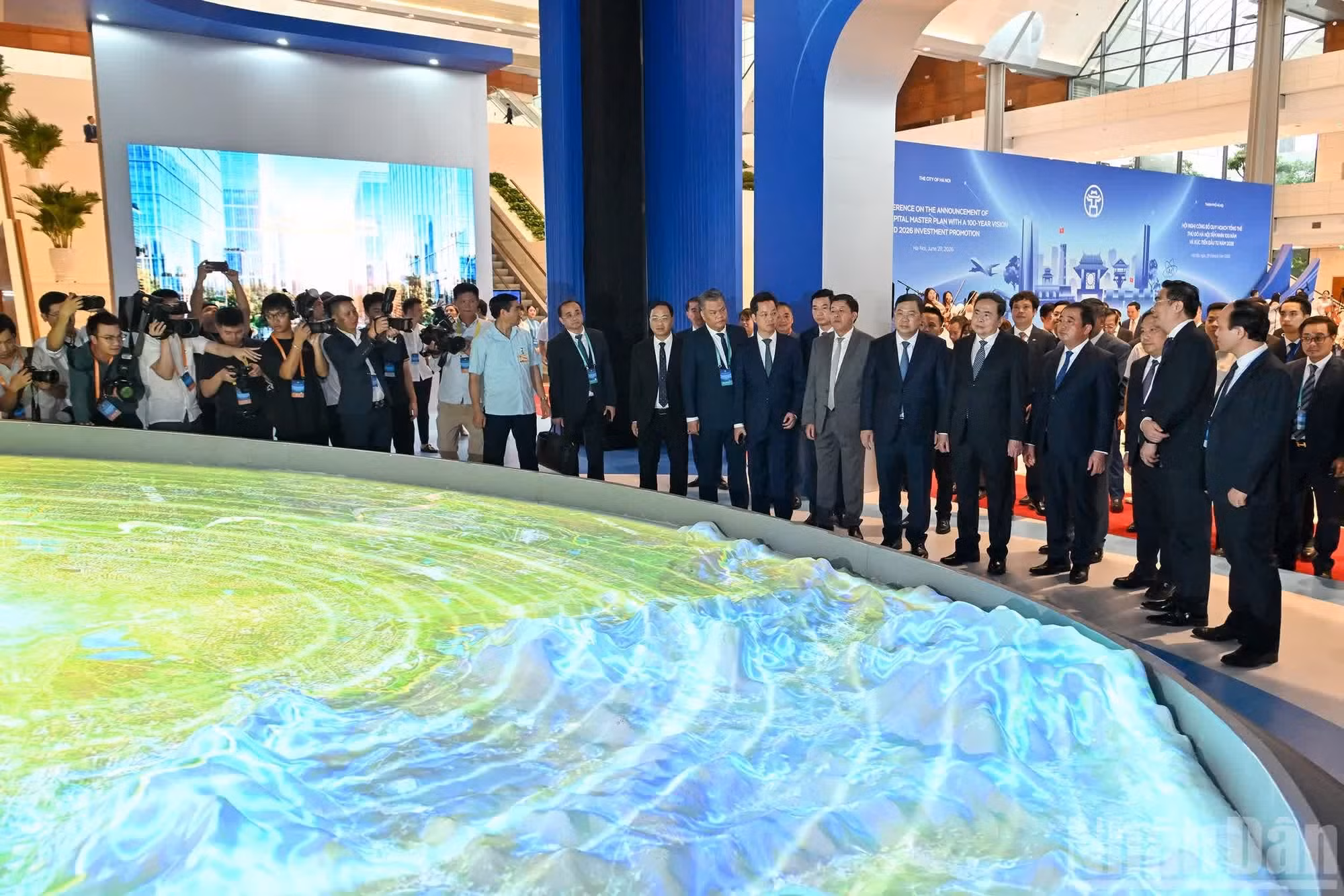 El líder legislativo visita el espacio de exhibición.