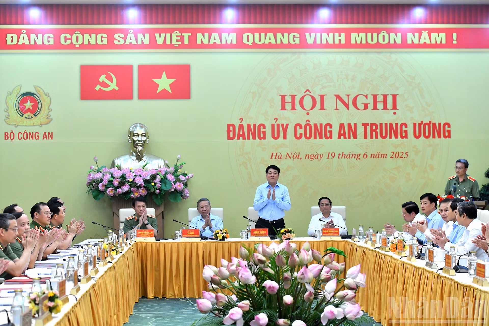 El secretario general del PCV, To Lam; el presidente del país, Luong Cuong; el premier Pham Minh Chinh; y el ministro de Seguridad Pública, el general Luong Tam Quang asisten a la conferencia.