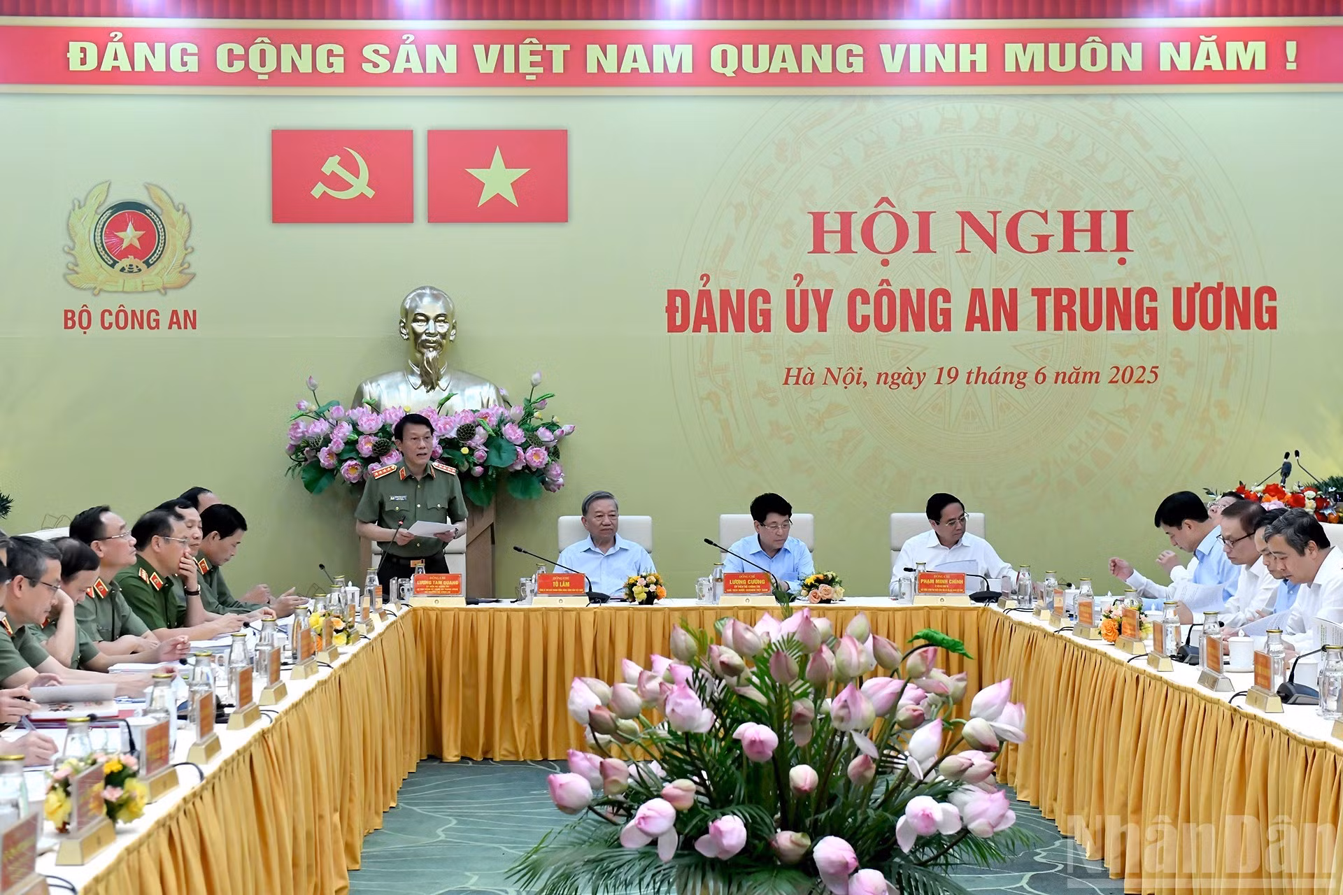 El general Luong Tam Quang, ministro de Seguridad Pública, habla en la cita.