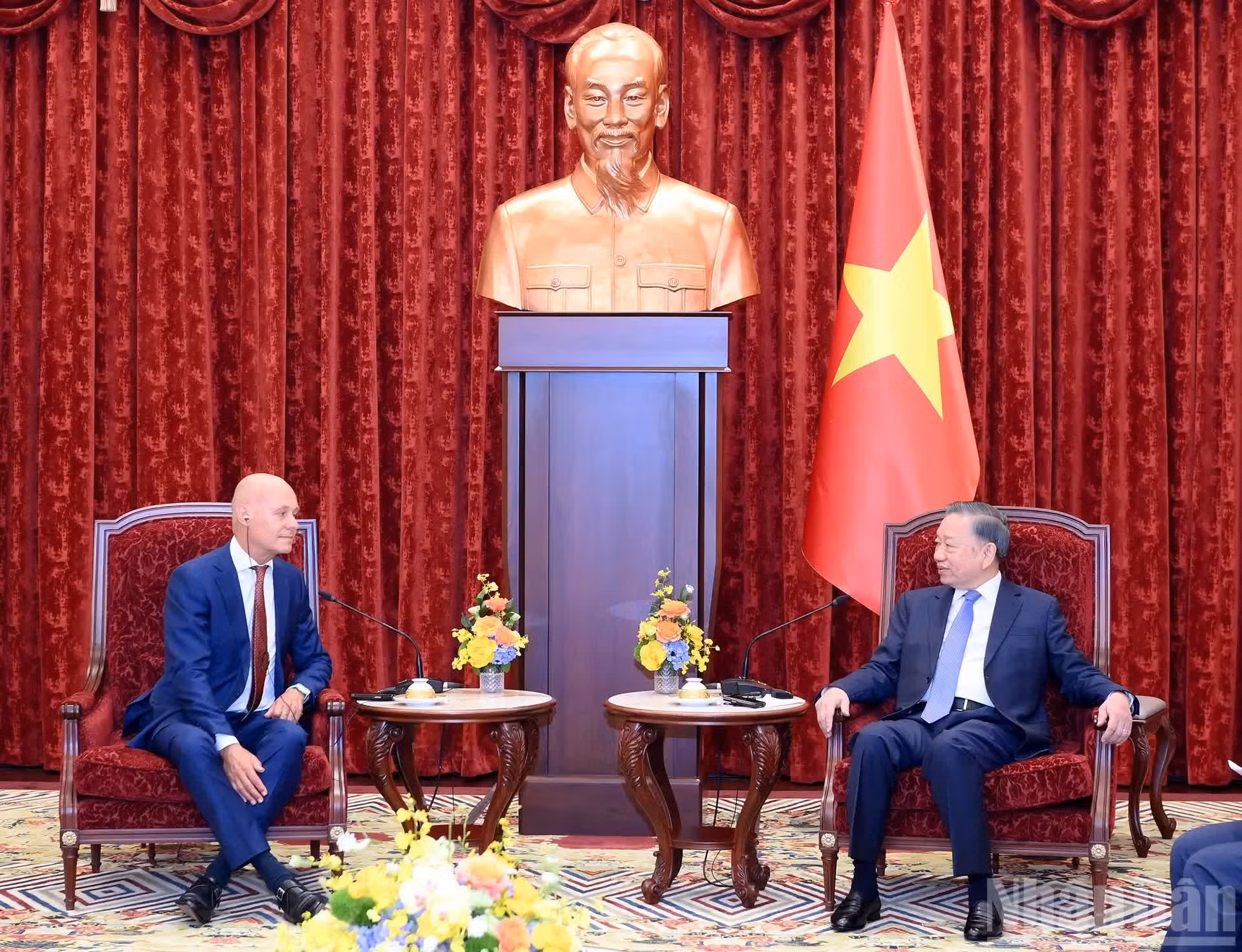 El mandatario vietnamita dialoga con el embajador holandés.