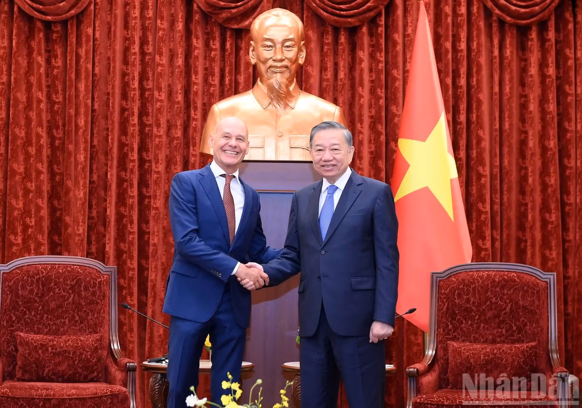 El mandatario de Vietnam, To Lam, sostiene encuentro con el embajador de Países Bajos, Kees van Baar.