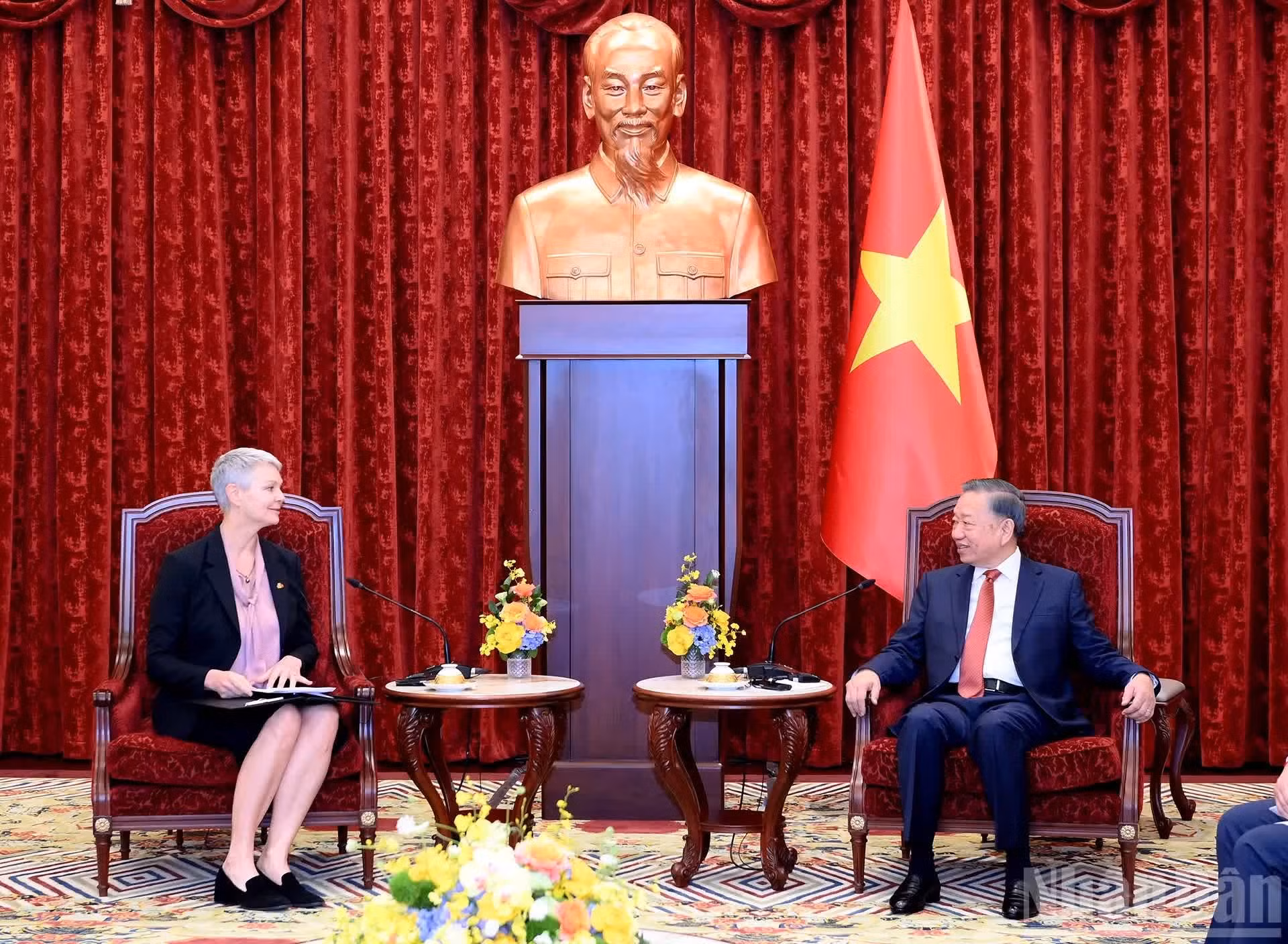 El mandatario vietnamita dialoga con la embajadora noruega, Hilde Solbakken.